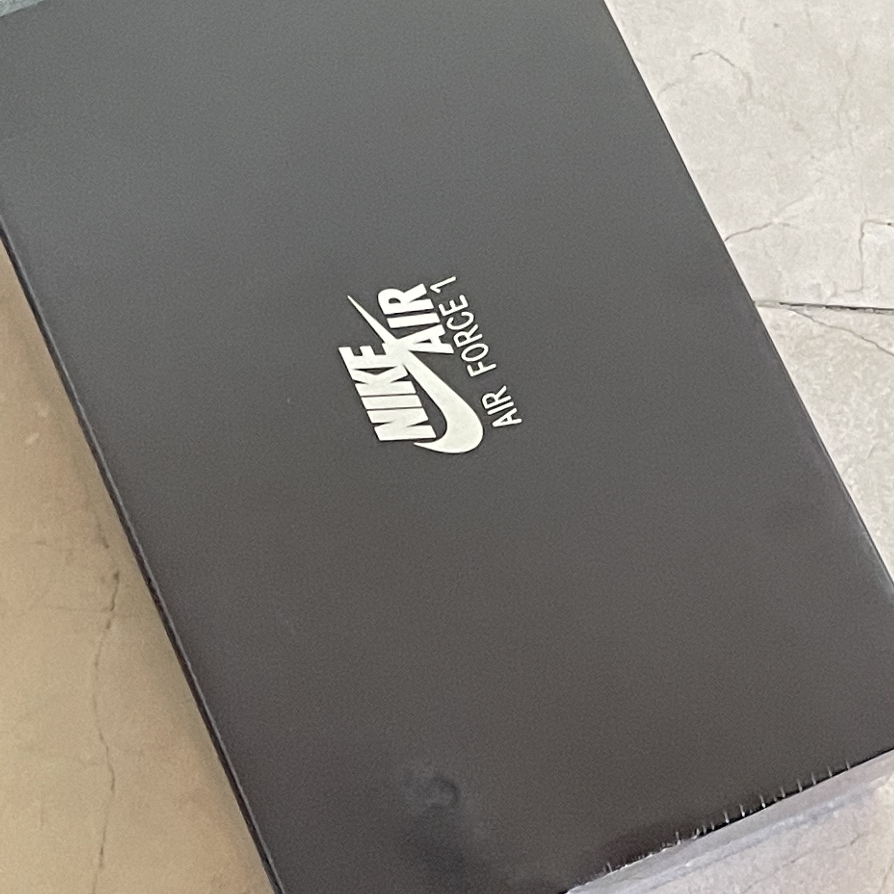 Nike Air Force 1 '07 LV8 Athletic Club Black Dark Sulfur 착용 스타일 - 3
