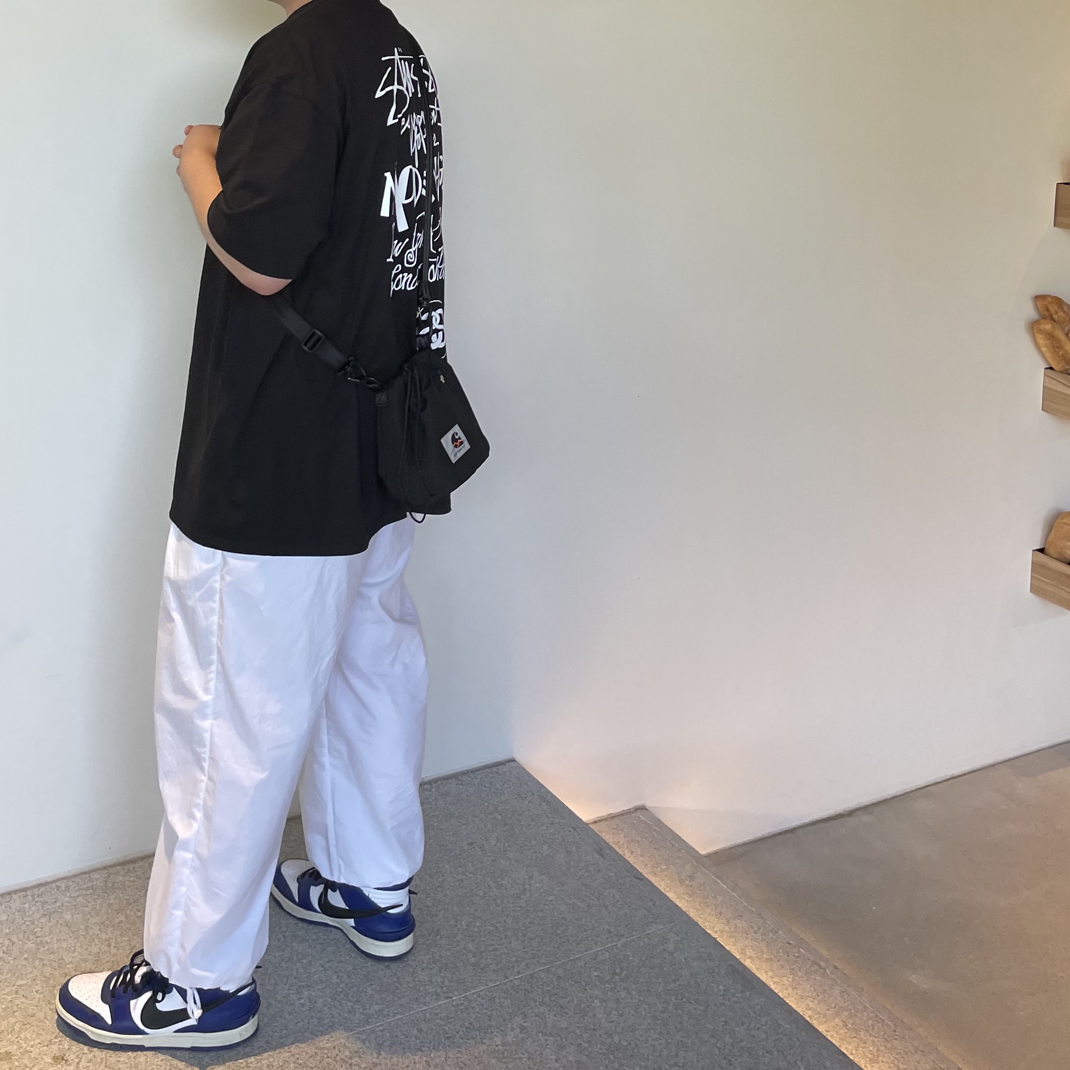 Nike x Ambush Dunk High Deep Royal Blue, Stussy Modern Age T-Shirt Black 착용 스타일 - 1