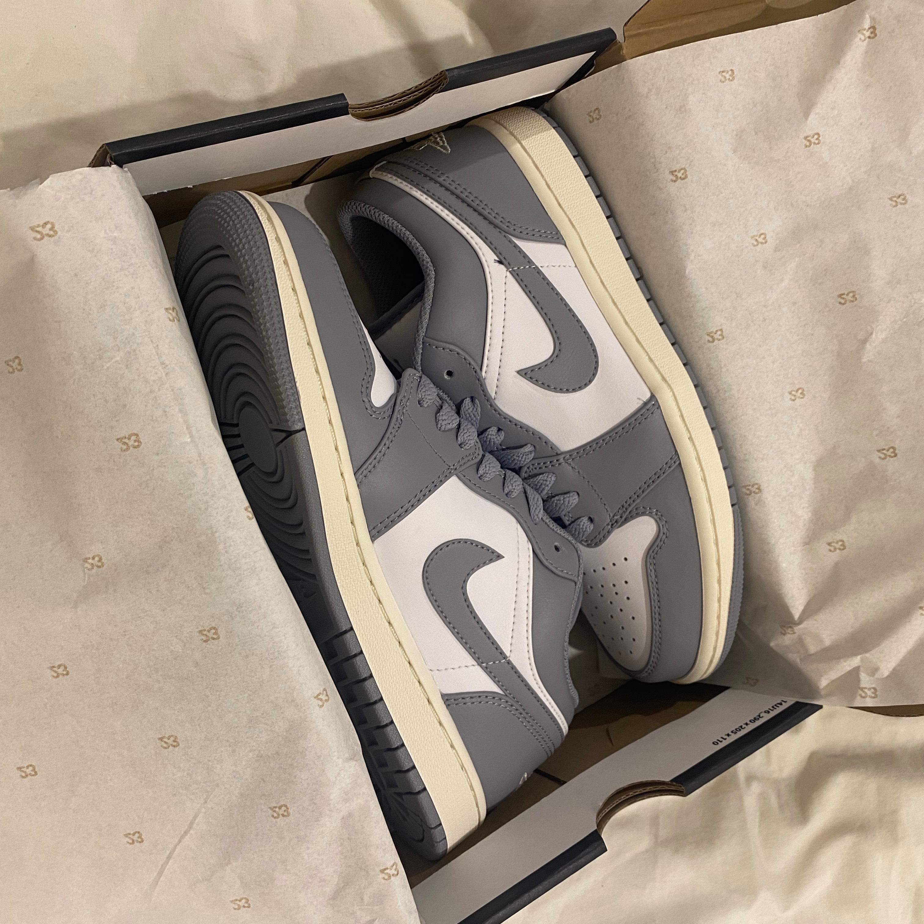 Jordan 1 Low Stealth and White 착용 스타일 - 3