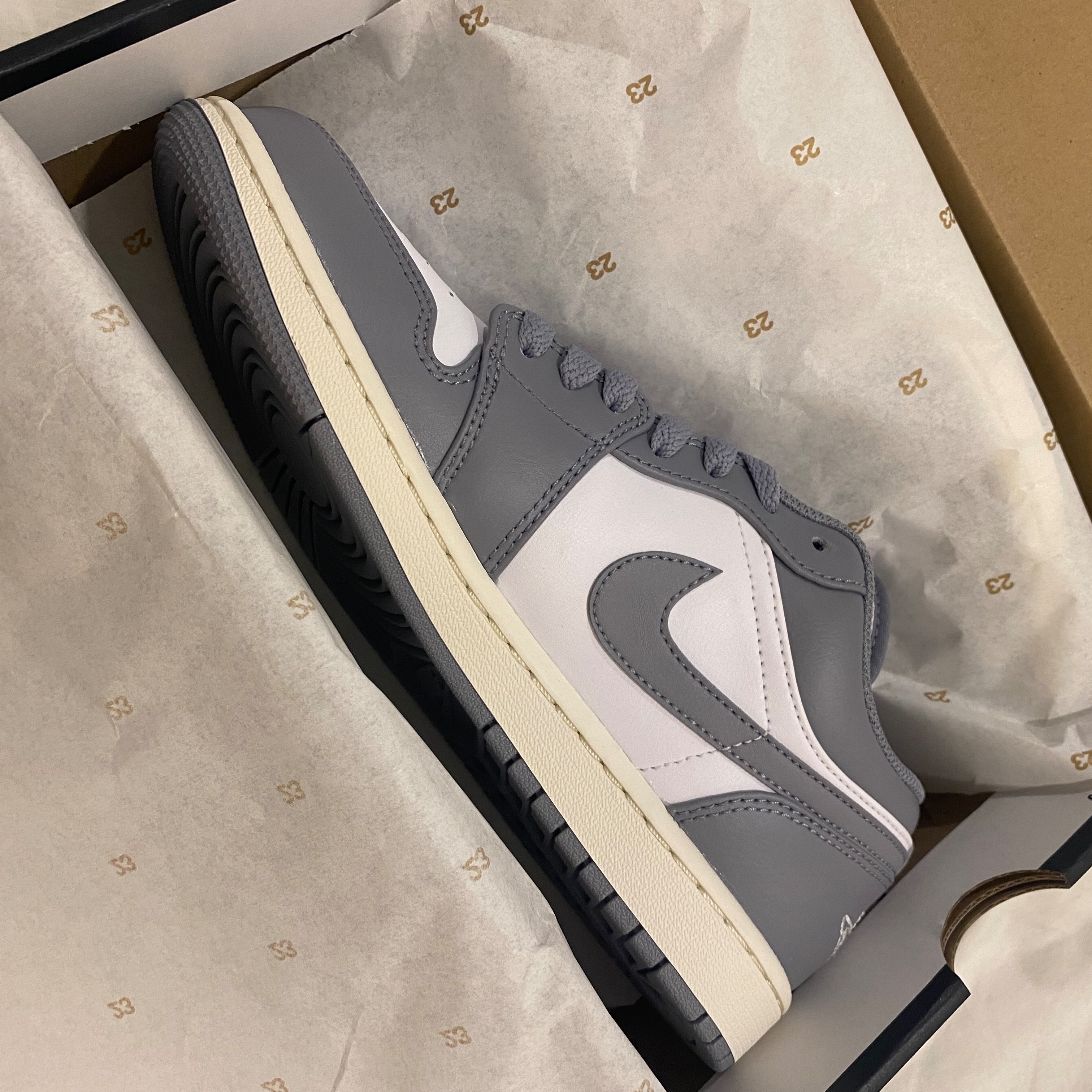 Jordan 1 Low Stealth and White 착용 스타일 - 2