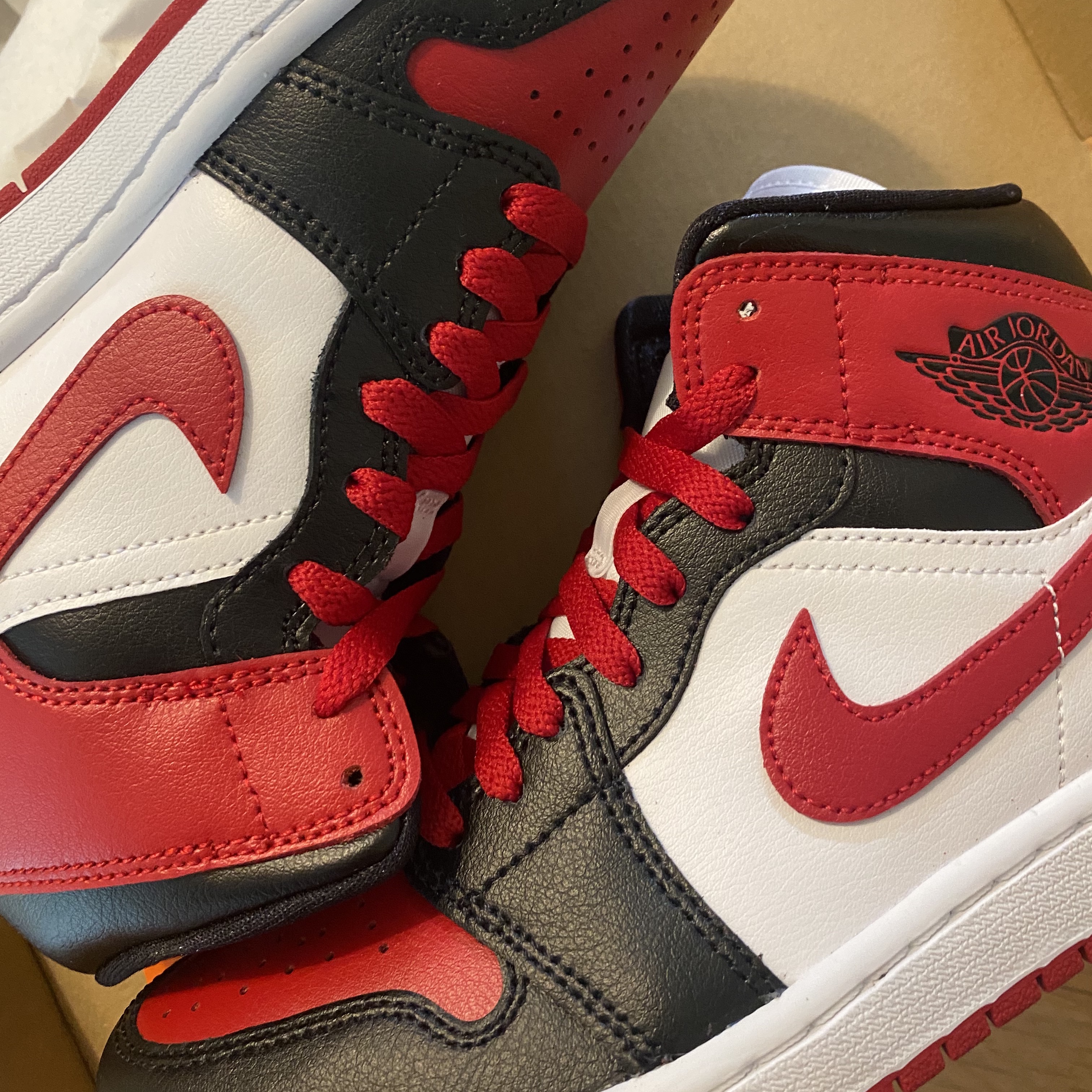 (W) Jordan 1 Mid Black and Gym Red 착용 스타일