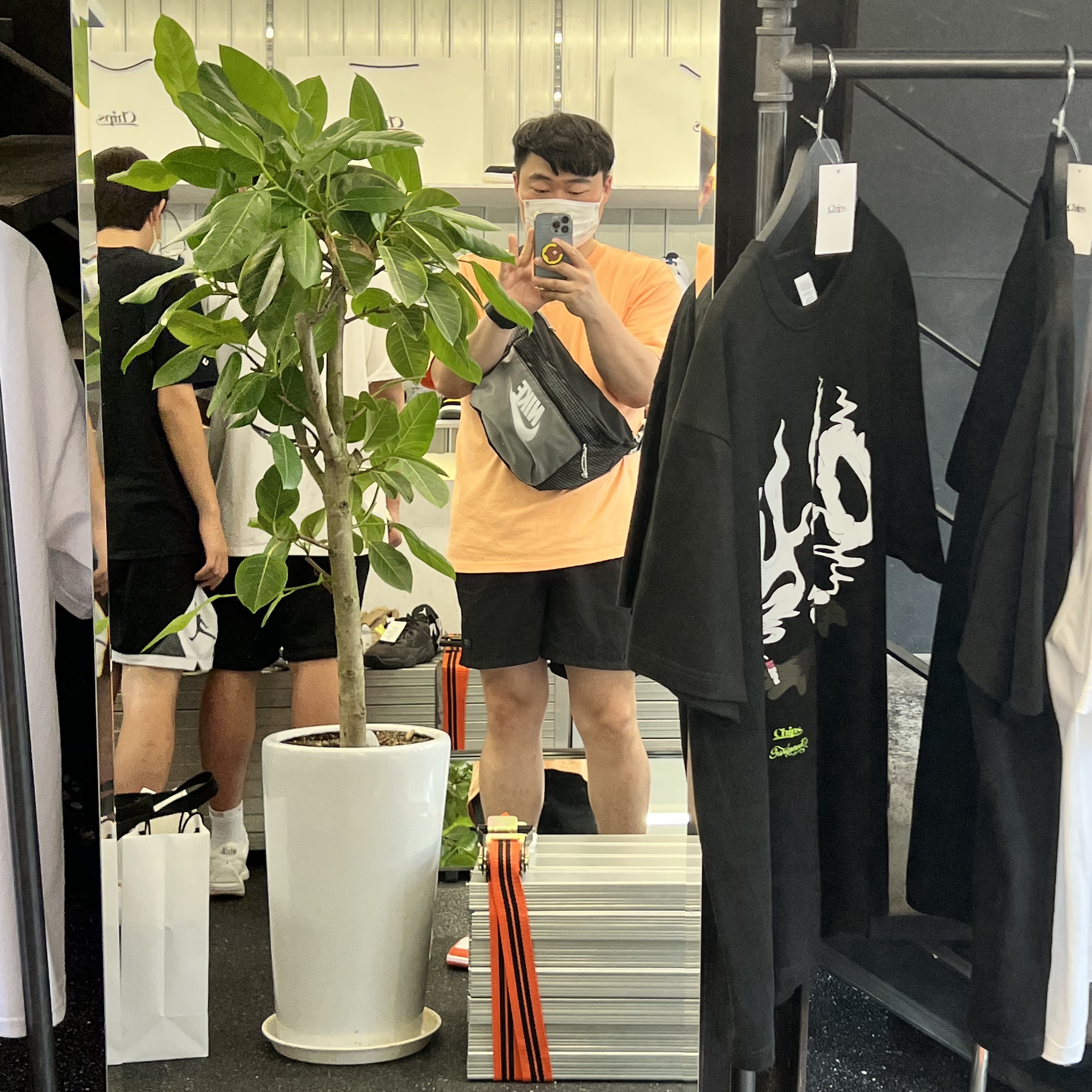 Jordan 1 Low OG Starfish, IAB Studio x Obey Eyes Icon T-Shirt Melon 착용 스타일 - 2
