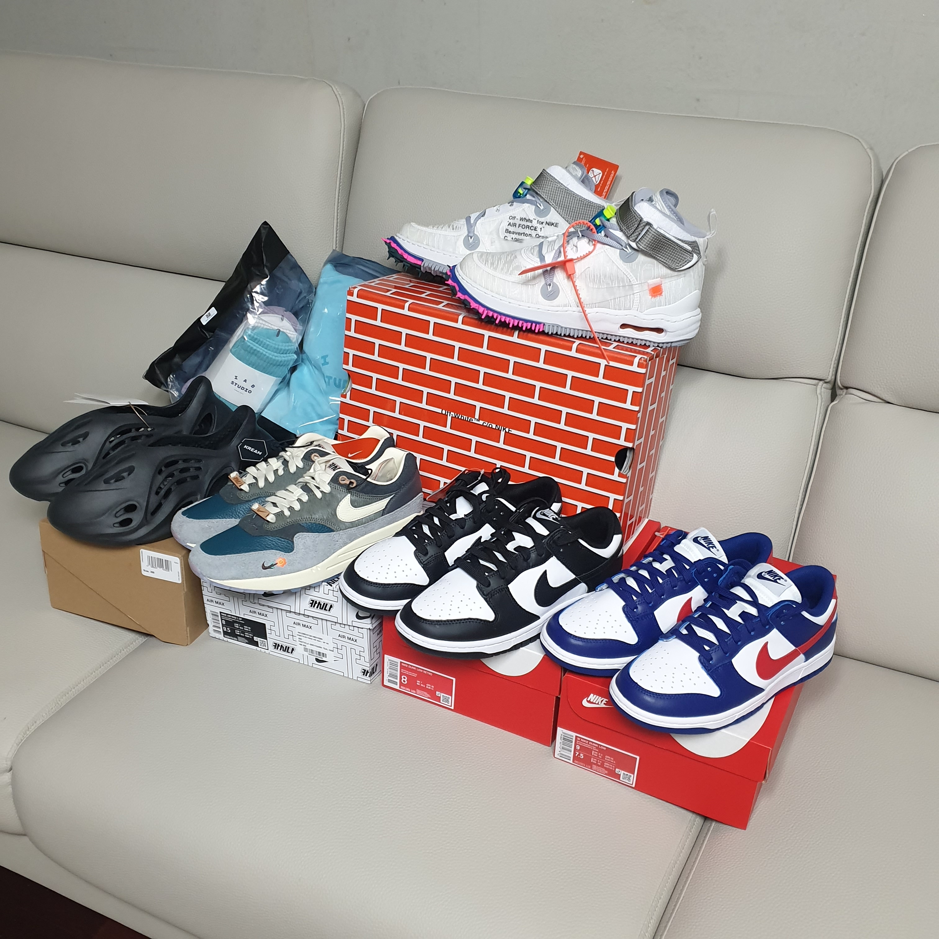 Nike x Off-White Air Force 1 Mid SP White, (W) Nike Dunk Low White and University Red 착용 스타일