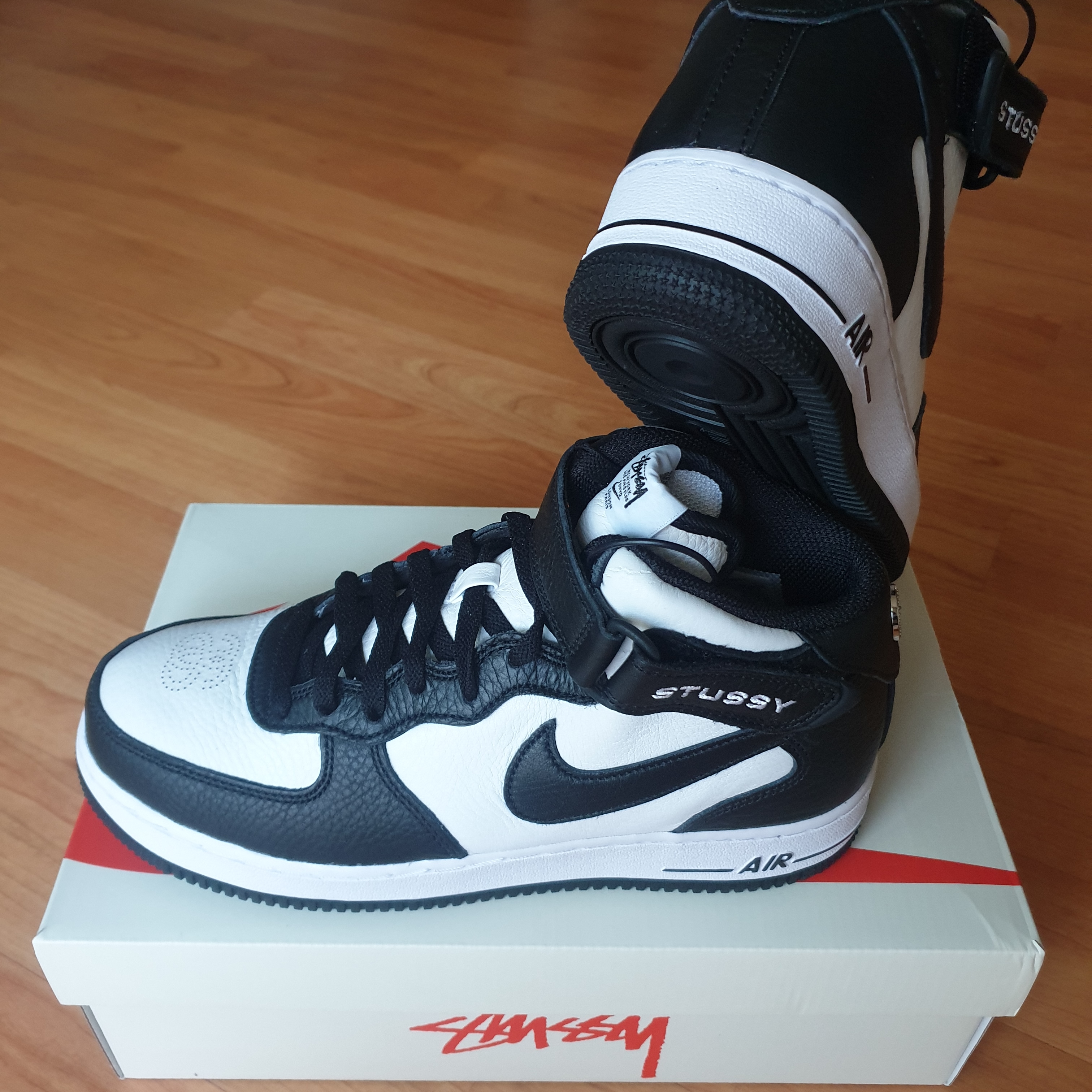 Nike x Stussy Air Force 1 '07 Mid SP Black and Light Bone 착용 스타일