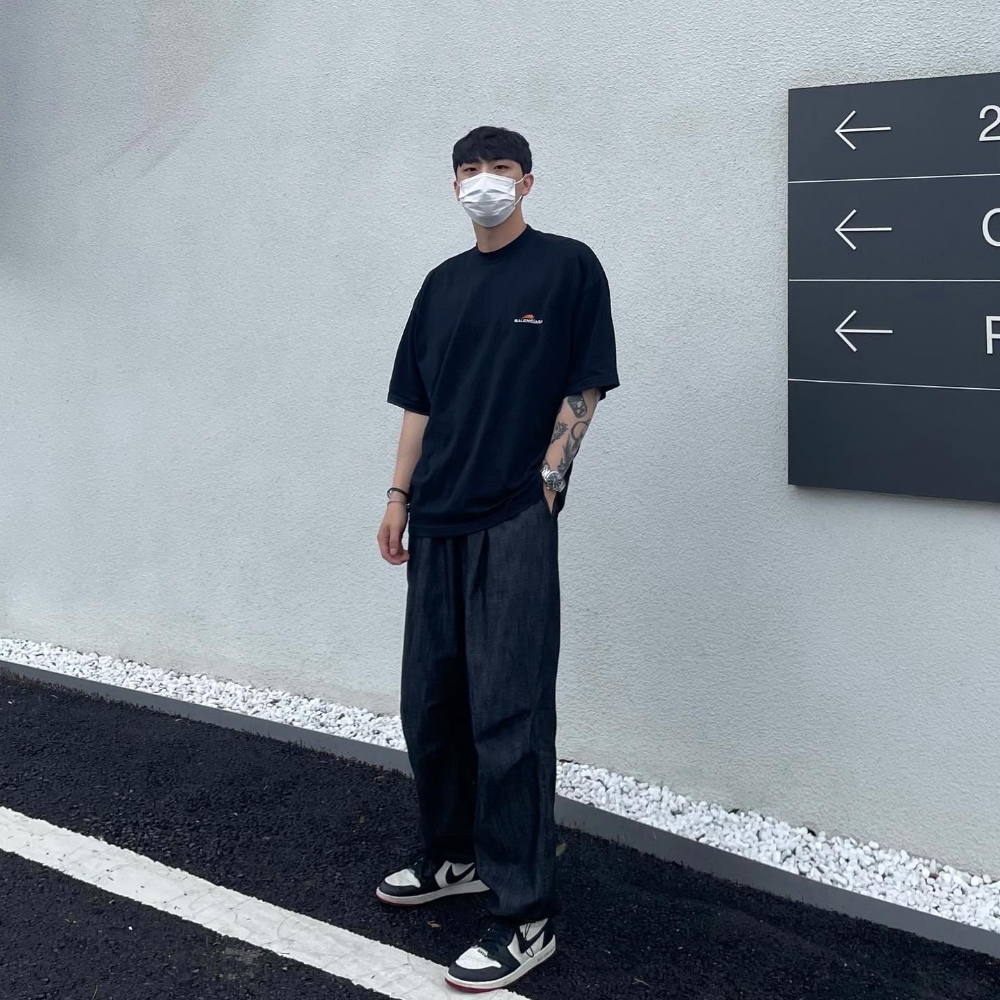 Balenciaga Year of the Tiger Medium Fit T-Shirt Black, Jordan 1 Retro High Not for Resale Varsity Red 착용 스타일 - 2