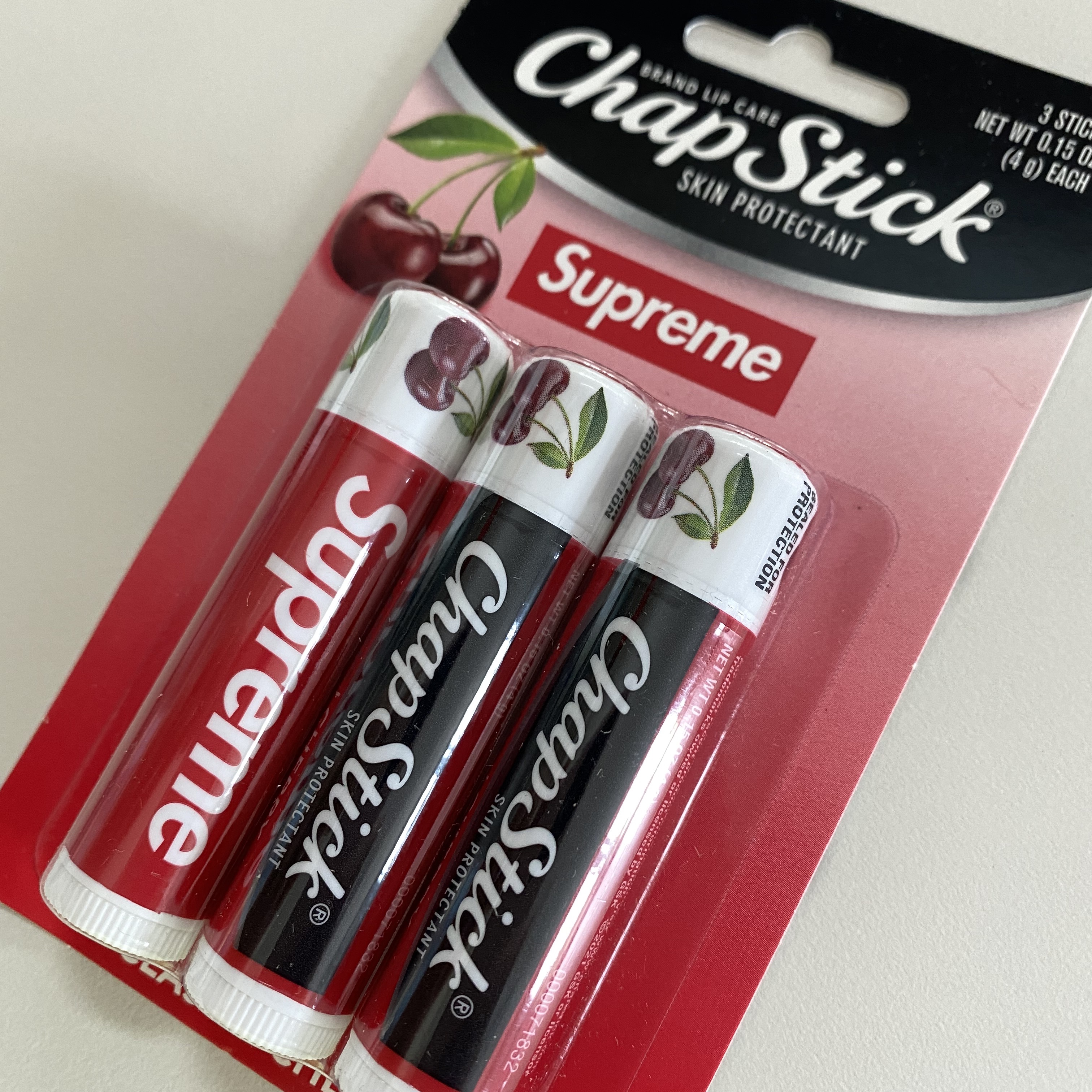 Supreme Magnets (10 Pack), Supreme Chapstick Red (3 Pack) 착용 스타일 - 2