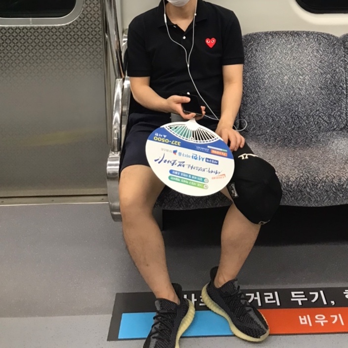 Adidas Yeezy Boost 350 V2 Carbon, Play Comme des Garcons Red Heart Polo Shirt Black 착용 스타일