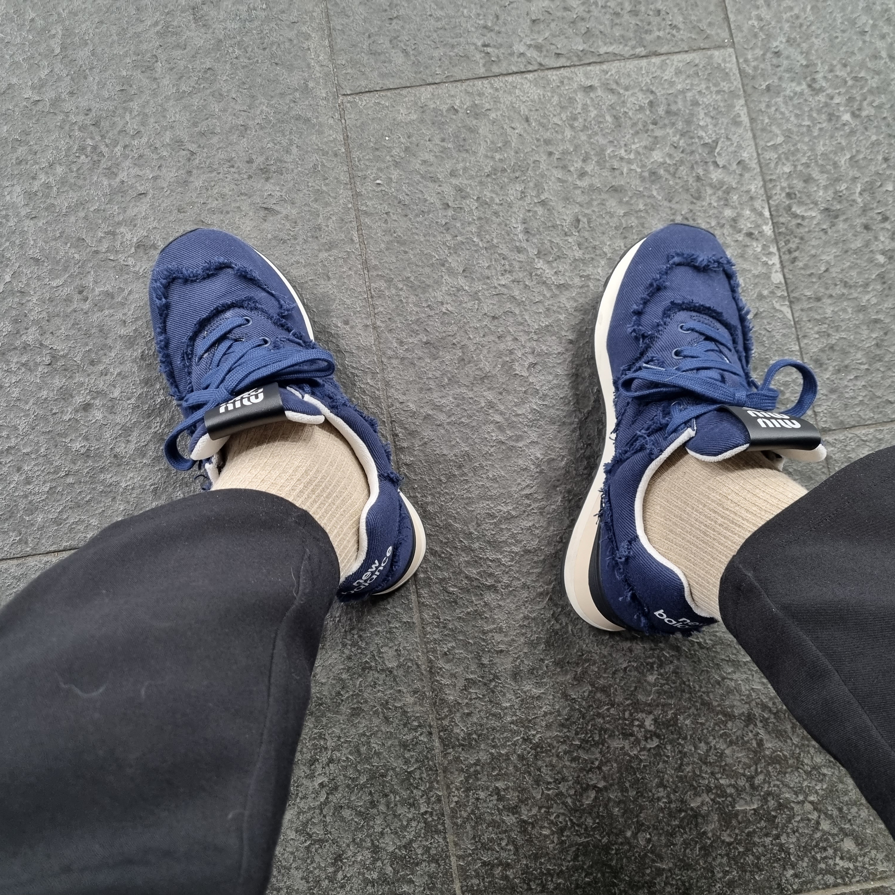 (W) New Balance x Miu Miu 574 Denim Royal Blue 착용 스타일