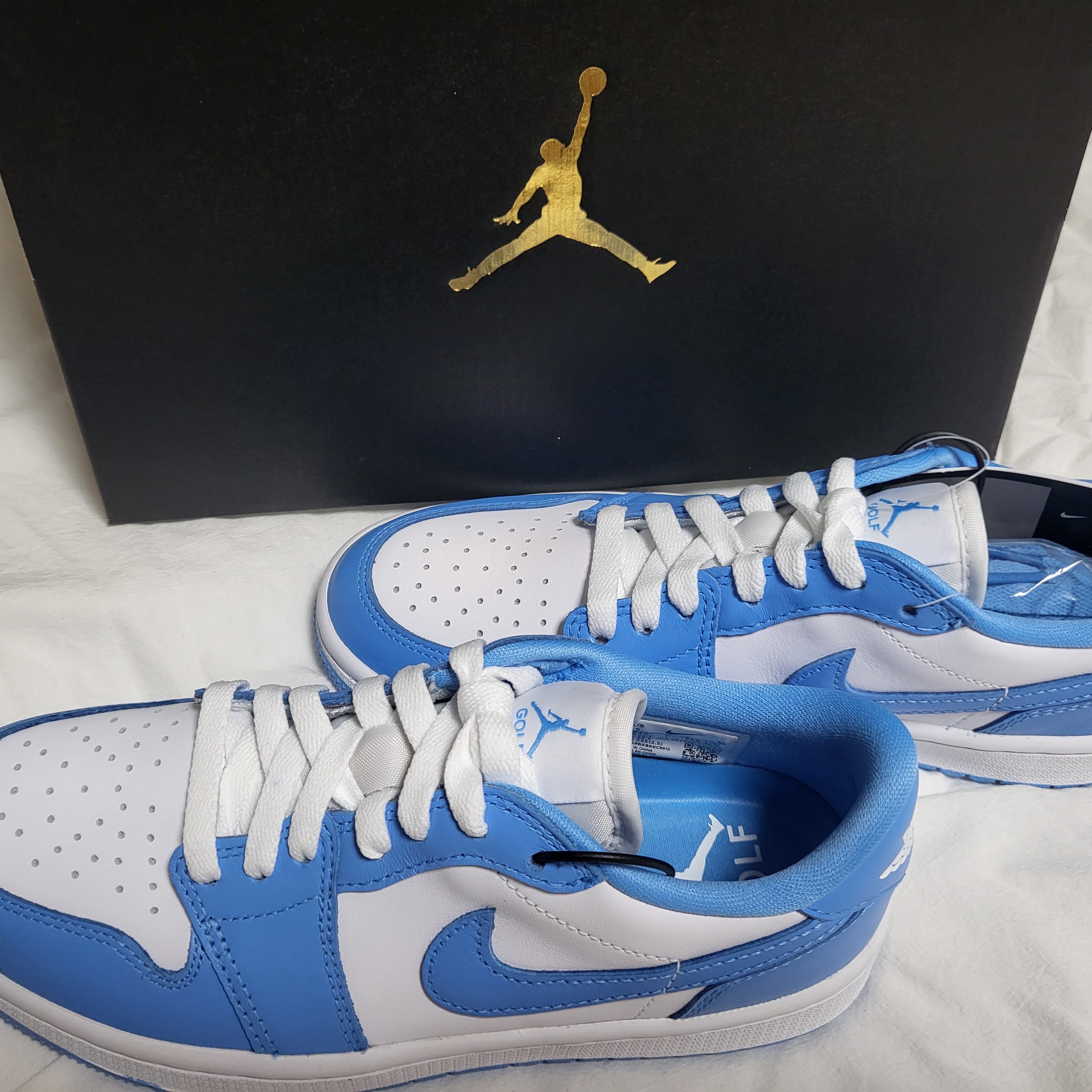 Jordan 1 Low Golf White and University Blue 착용 스타일