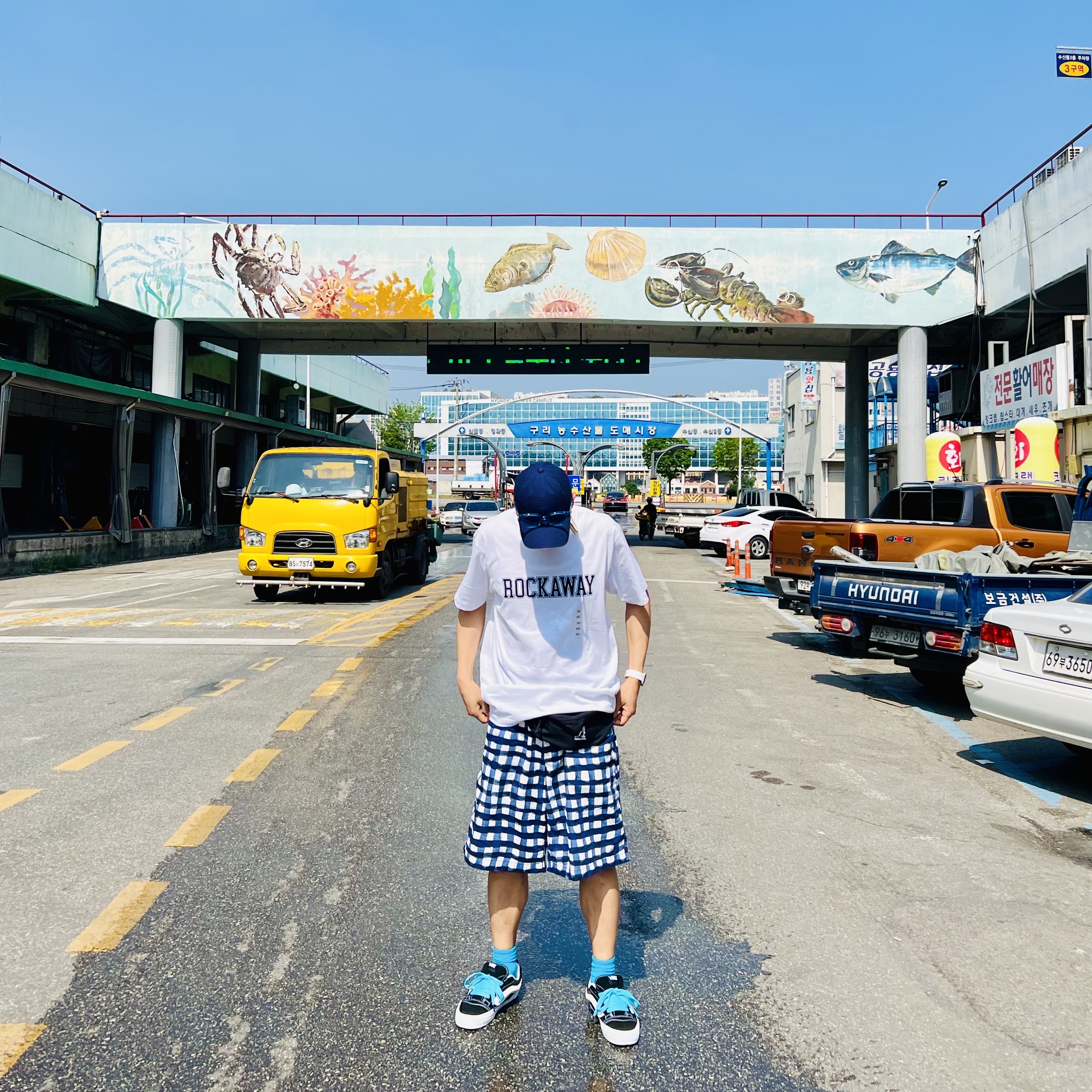 Vans Vault x Imran Potato Knu-Skool VR3 LX Black White, Uniqlo x Marni Wide Fit Boxy Short Pants Pattern Blue 착용 스타일 - 1