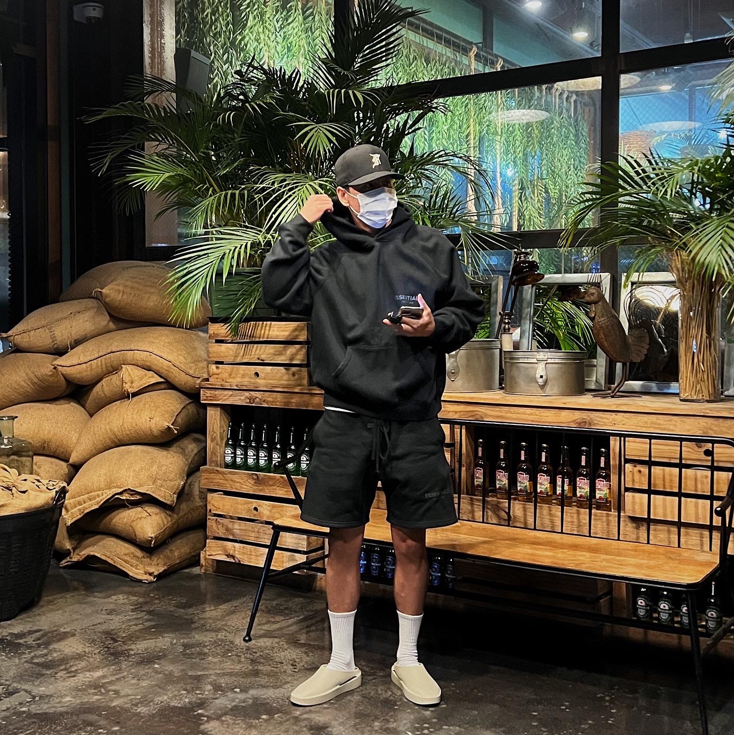 Essentials The Core Collection Sweatshorts Black, Essentials x New Era Sized Cap Black 착용 스타일
