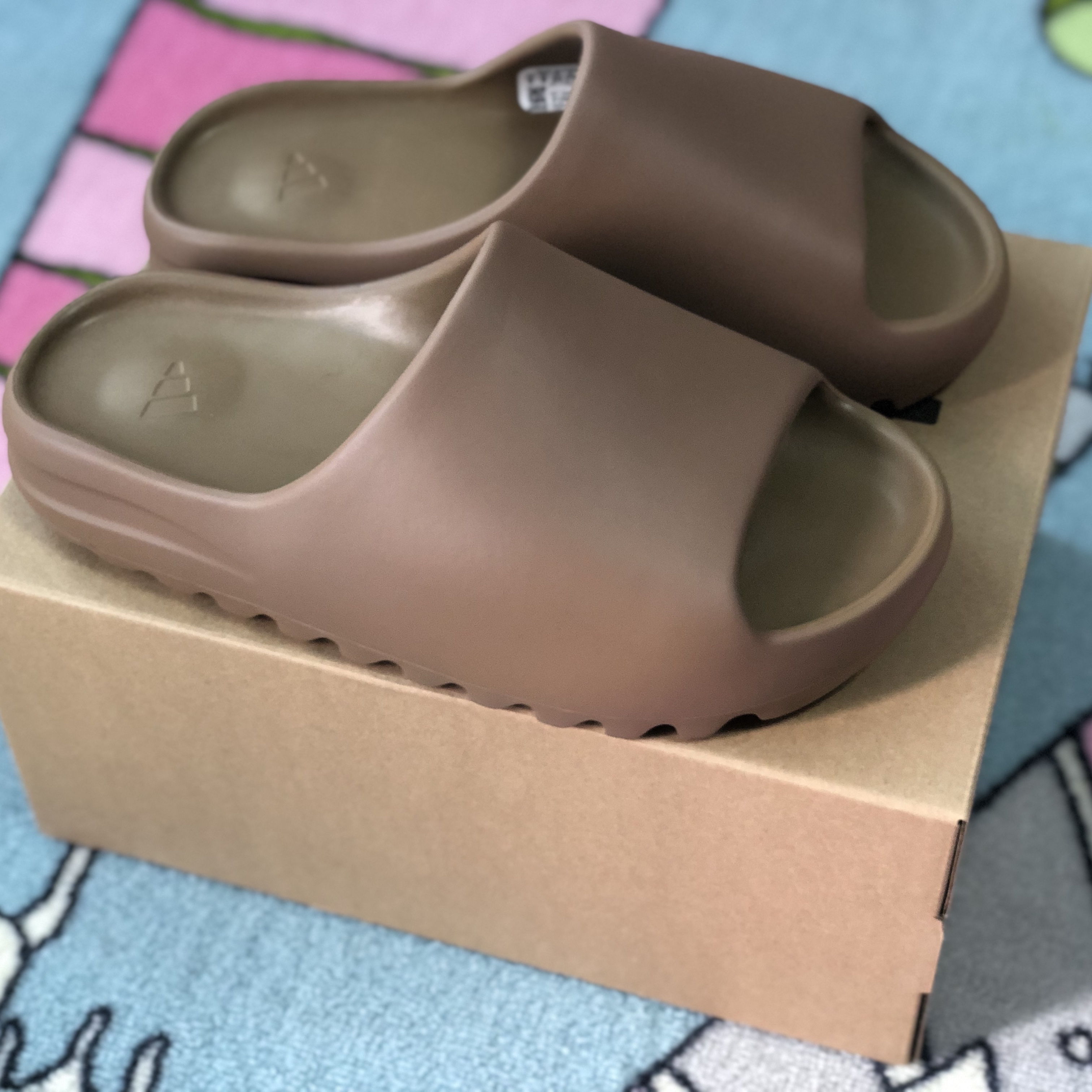 Adidas Yeezy Slide Core 2021 착용 스타일