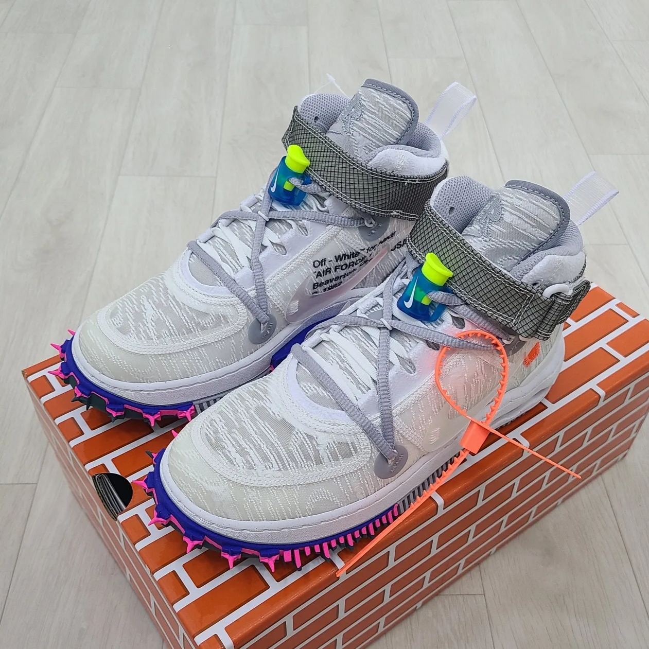 Nike x Off-White Air Force 1 Mid SP White 착용 스타일 - 2