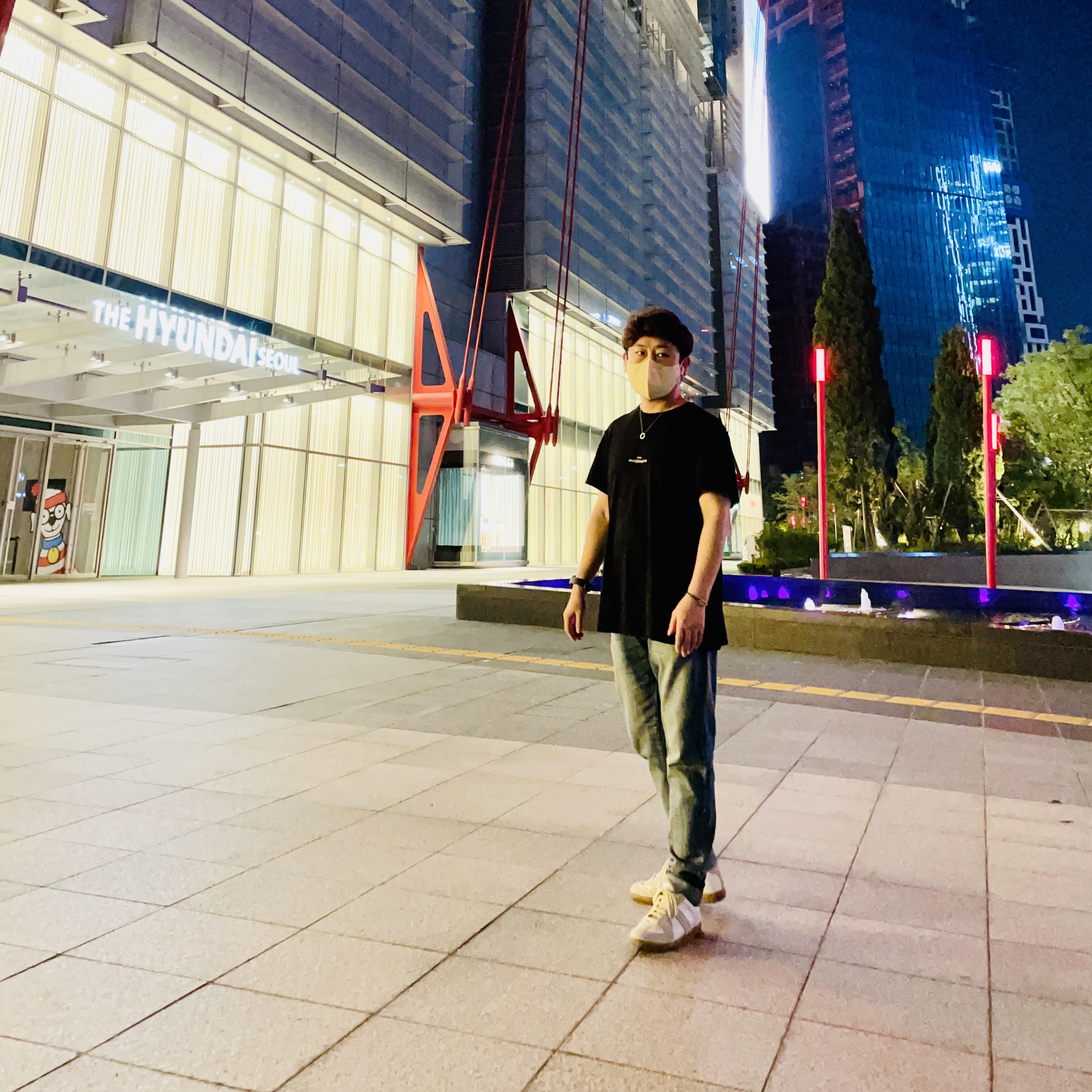 Maison Margiela Calfskin Replica Sneakers, Maison Margiela Distorted Logo T-Shirt Black 착용 스타일