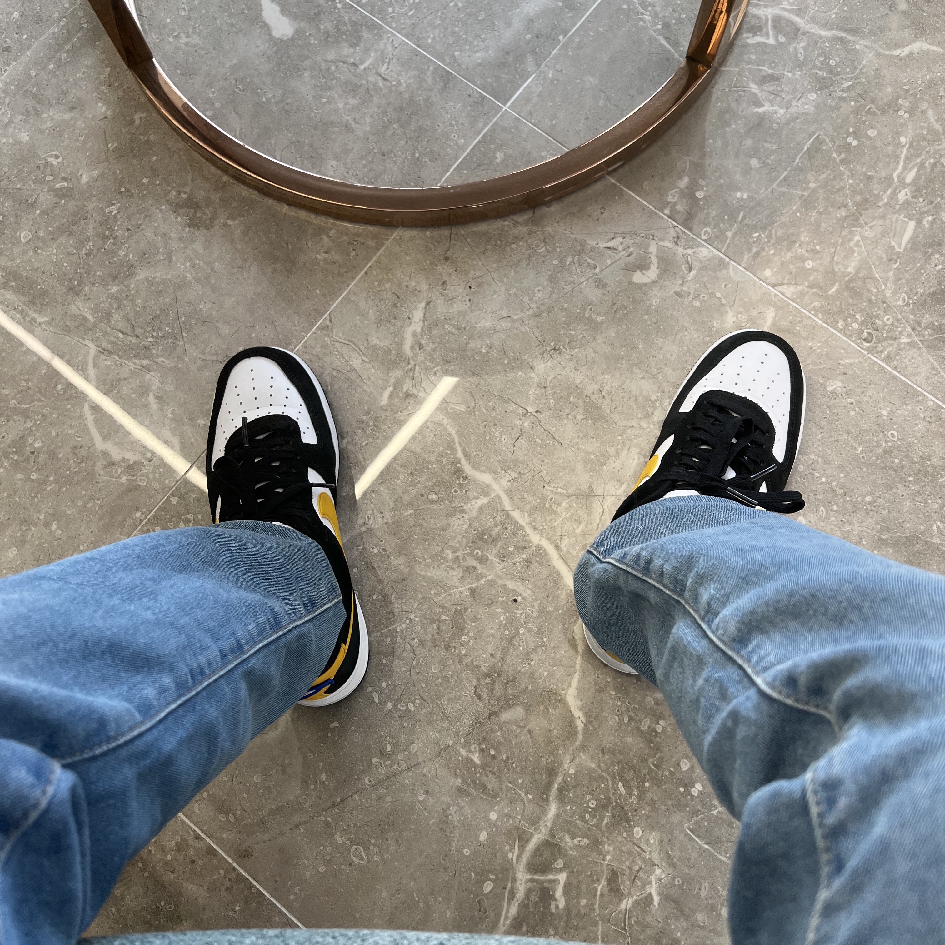 Nike Air Force 1 '07 LV8 Athletic Club Black Dark Sulfur 착용 스타일 - 1