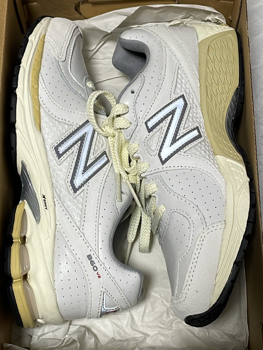 New Balance x Thisisneverthat 860v2 White 착용 스타일 - 1