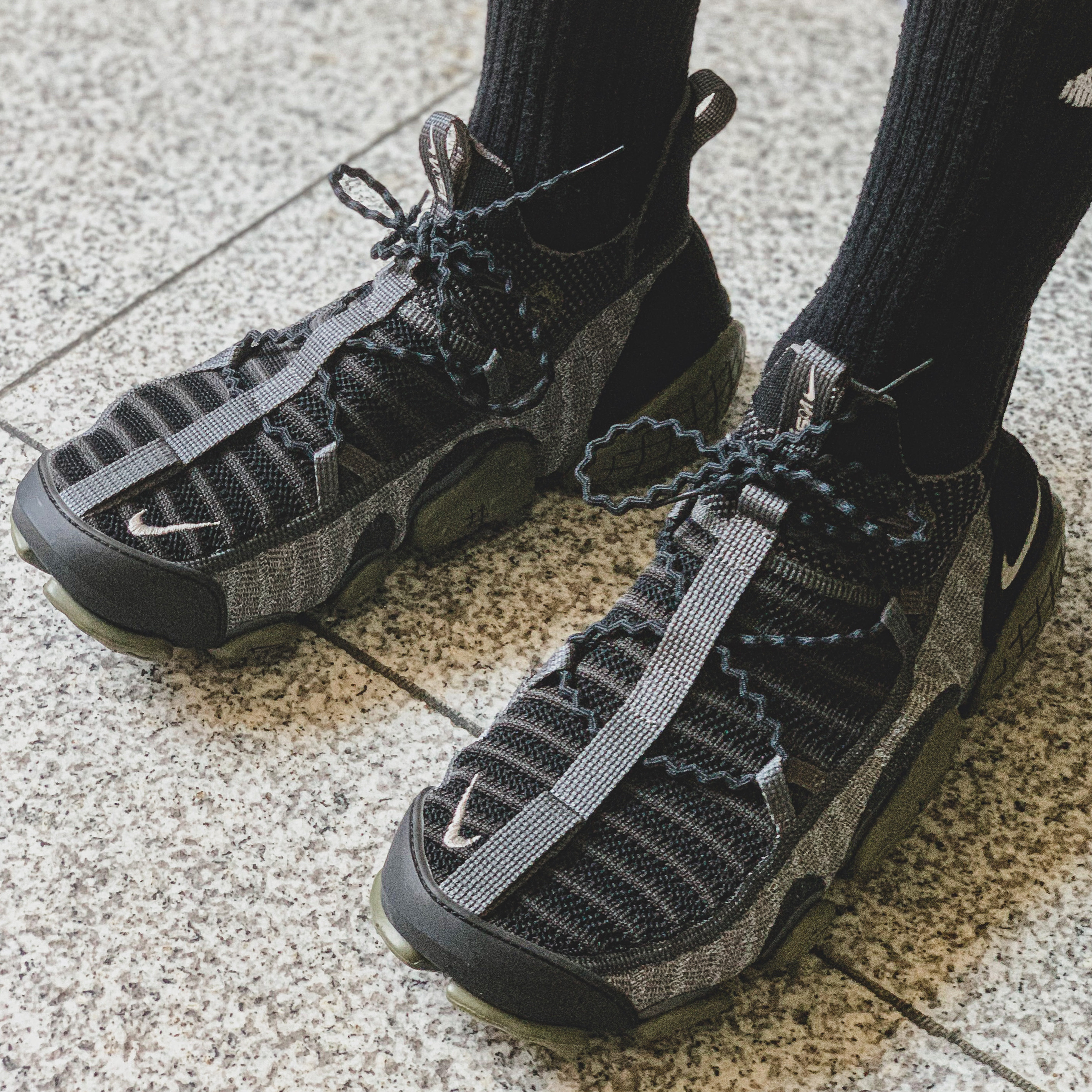 Nike ISPA Link Black and Medium Olive 착용 스타일