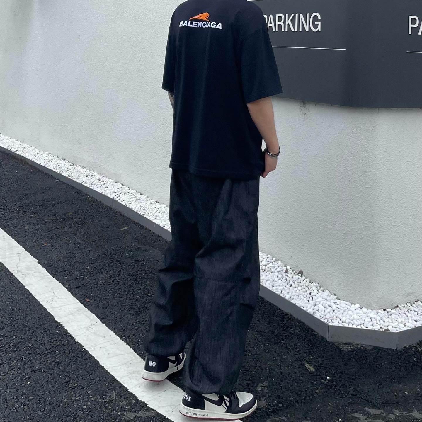 Balenciaga Year of the Tiger Medium Fit T-Shirt Black, Jordan 1 Retro High Not for Resale Varsity Red 착용 스타일 - 3