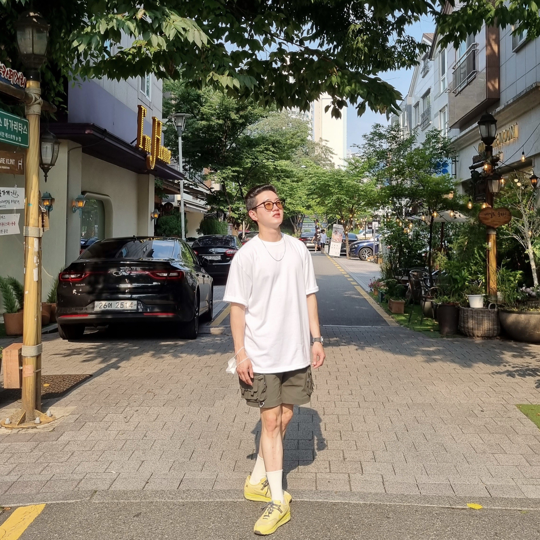 Nike x Travis Scott Air Max 1 Cact.us Gold, Nike ACG Cargo Shorts Sequoia - Asia 착용 스타일 - 2
