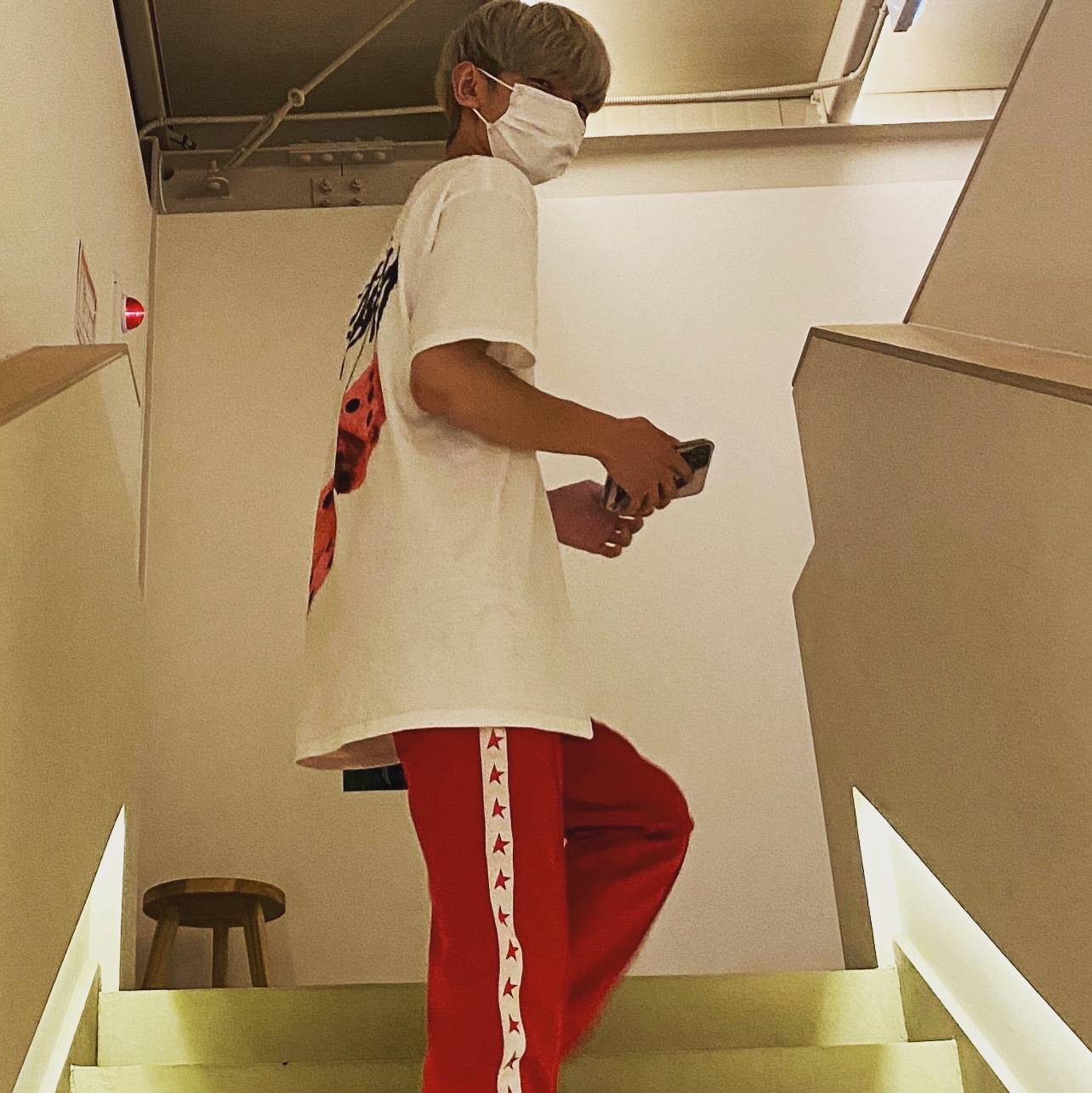 Stussy Fuzzy Dice T-Shirt White 착용 스타일