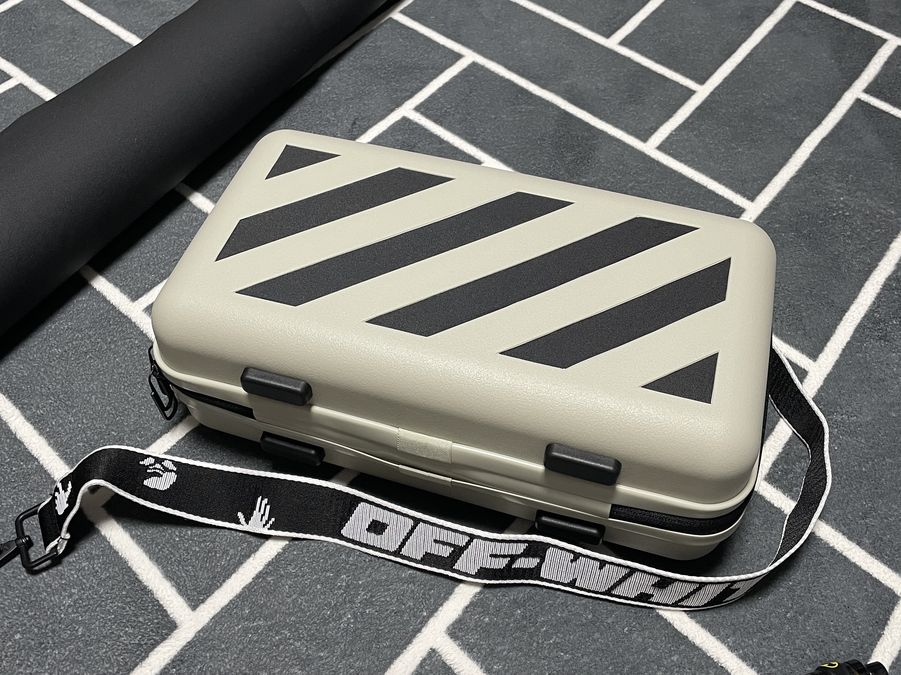 Off-White x Amore Pacific Protection Box (Without Cosmetics) 착용 스타일