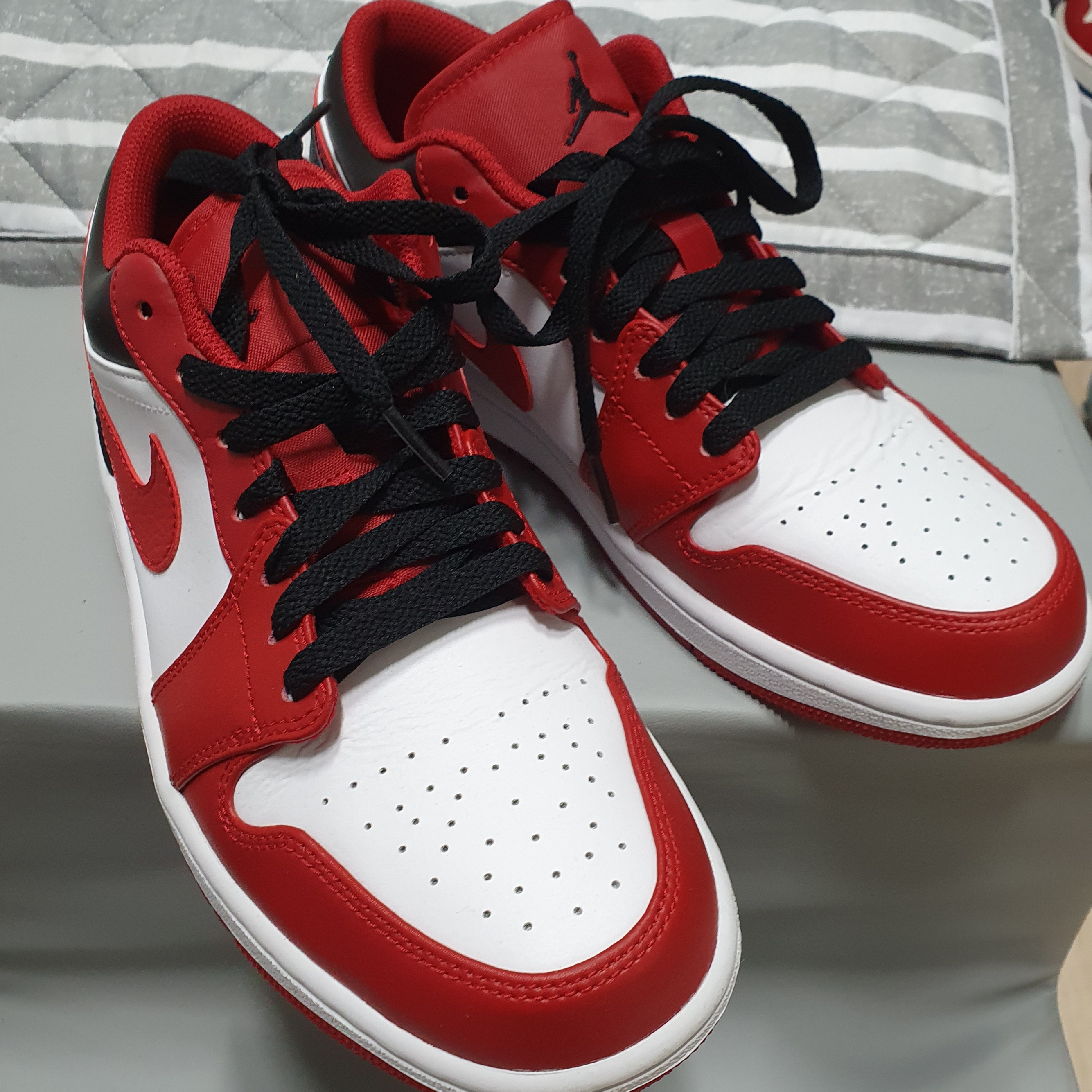 Jordan 1 Low White Gym Red Black 착용 스타일