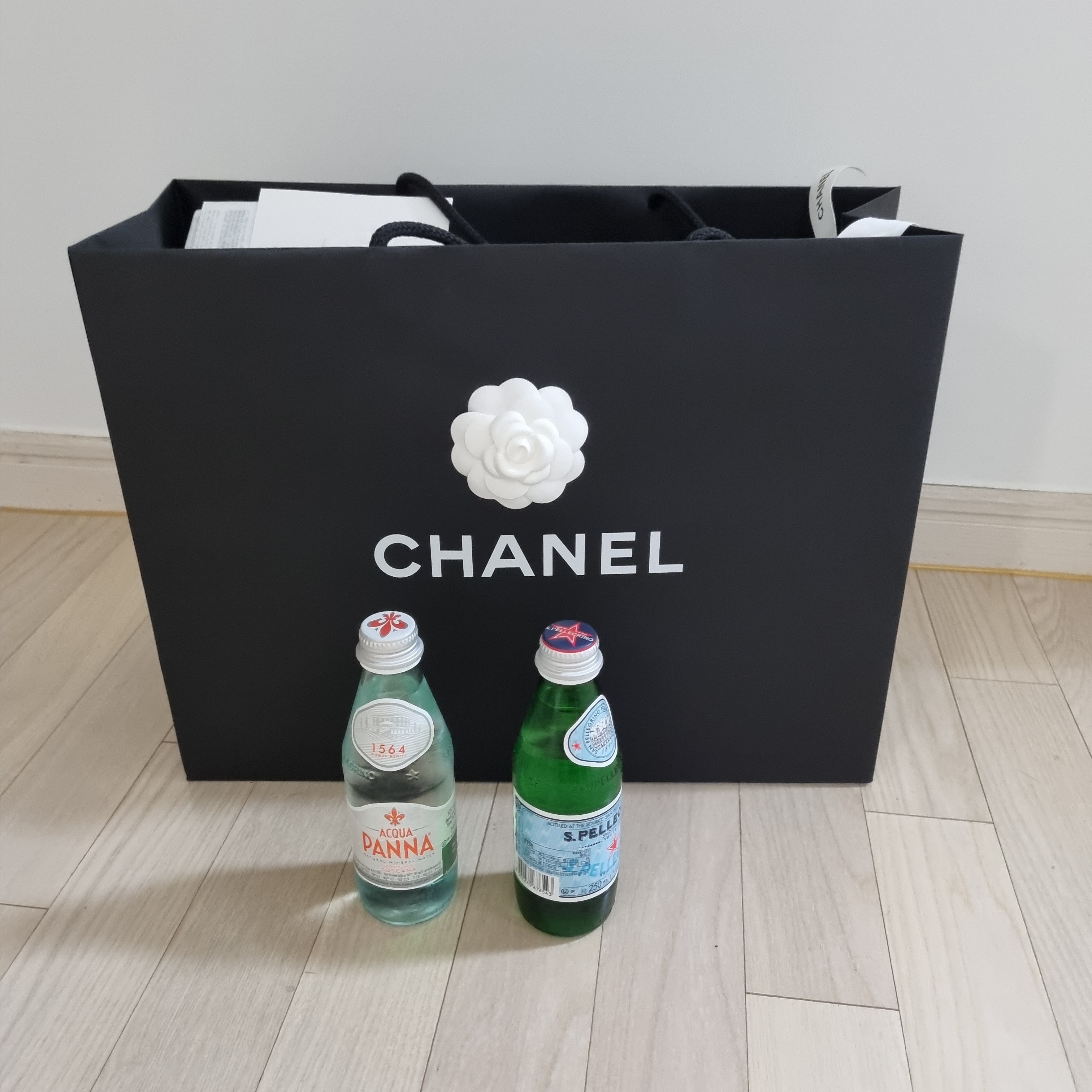 Chanel Medium 19 Handbag Lambskin & Gold Black 착용 스타일 - 2