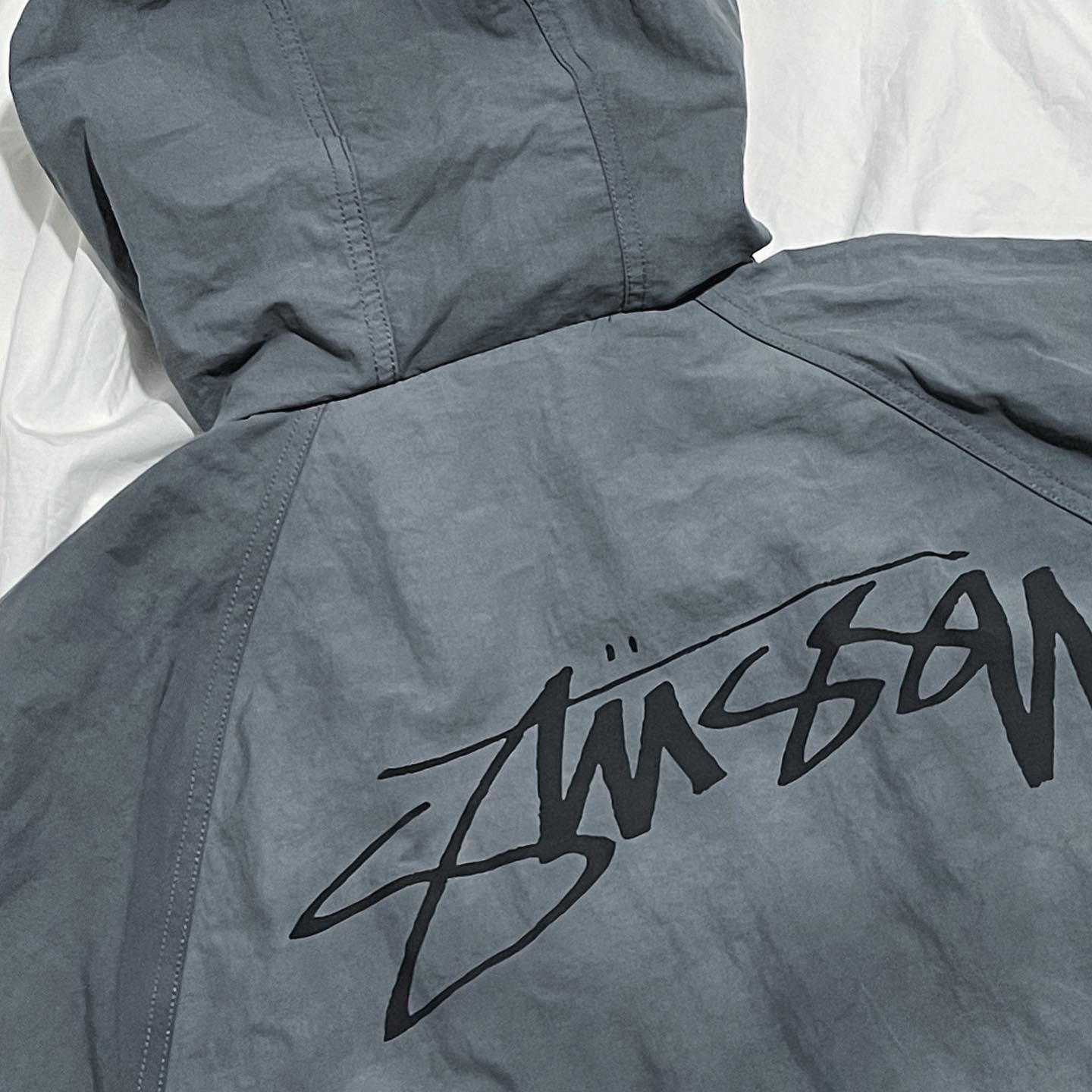 Stussy Wave Dye Beach Shell Jacket Grey 착용 스타일 - 2