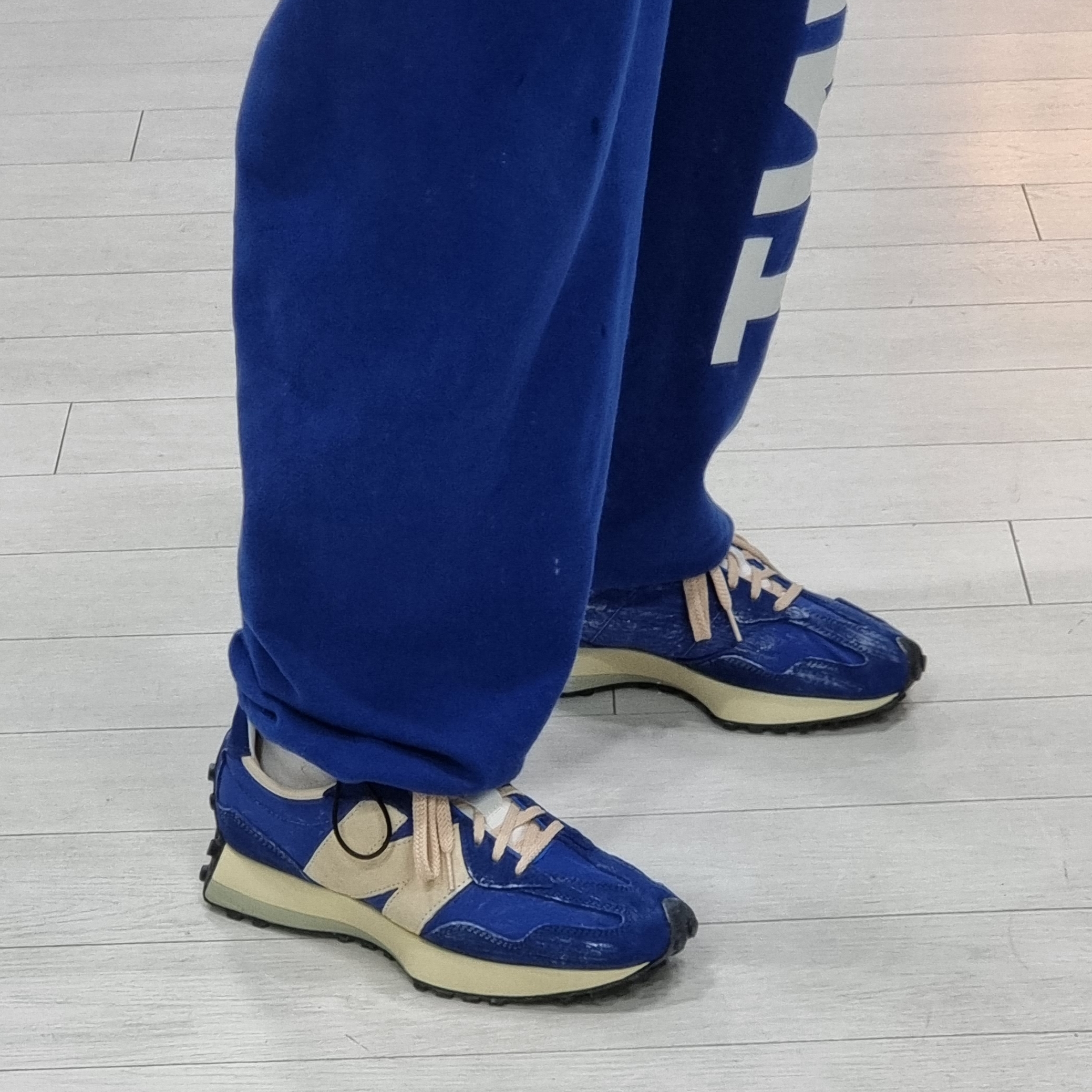 New Balance 327 Vintage Luxe Blue 착용 스타일 - 2