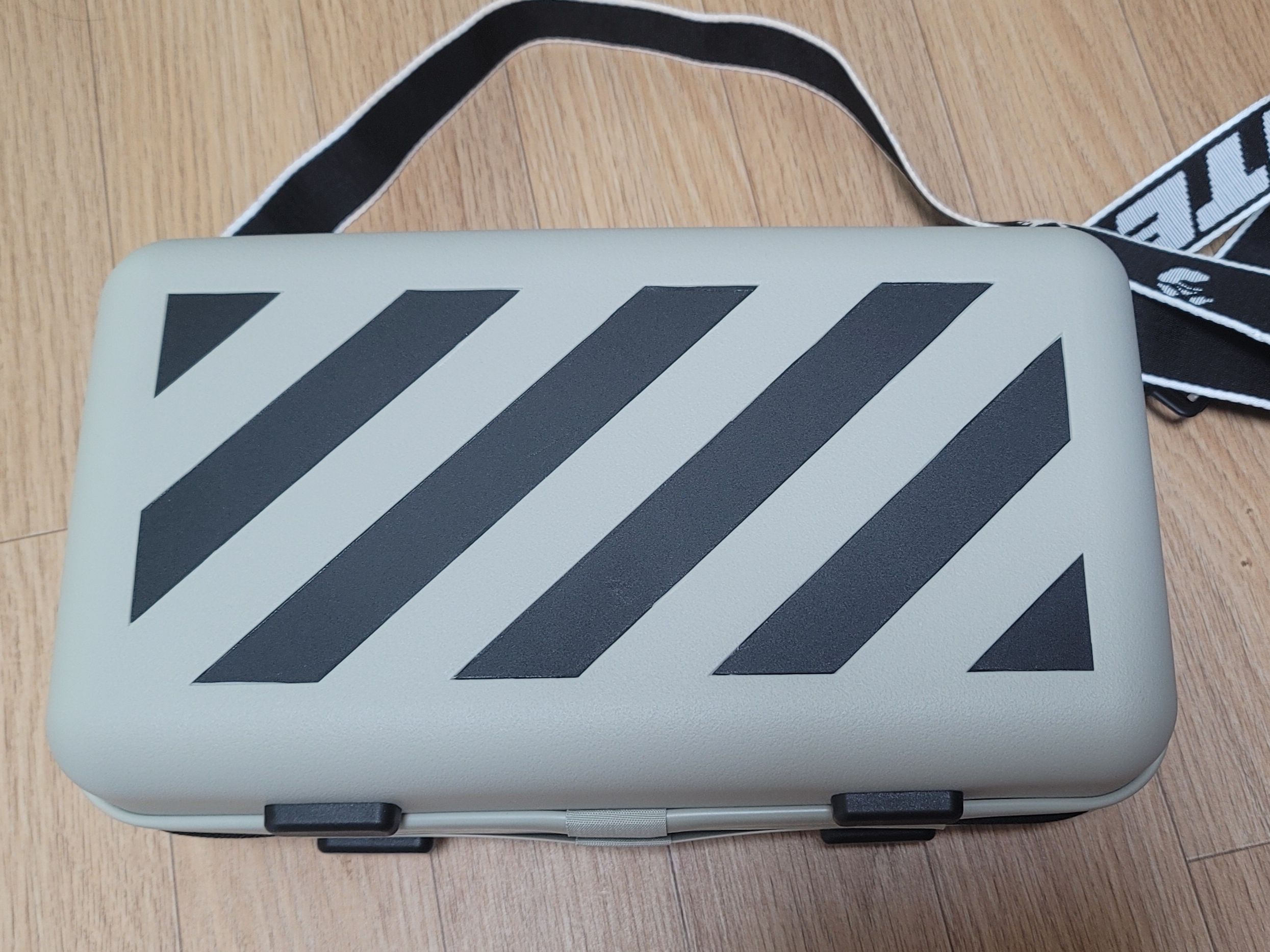 Off-White x Amore Pacific Protection Box (Without Cosmetics) 착용 스타일