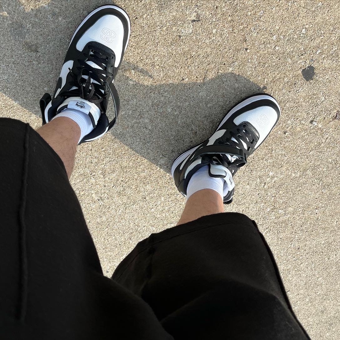 Nike x Stussy Air Force 1 '07 Mid SP Black and Light Bone 착용 스타일 - 2