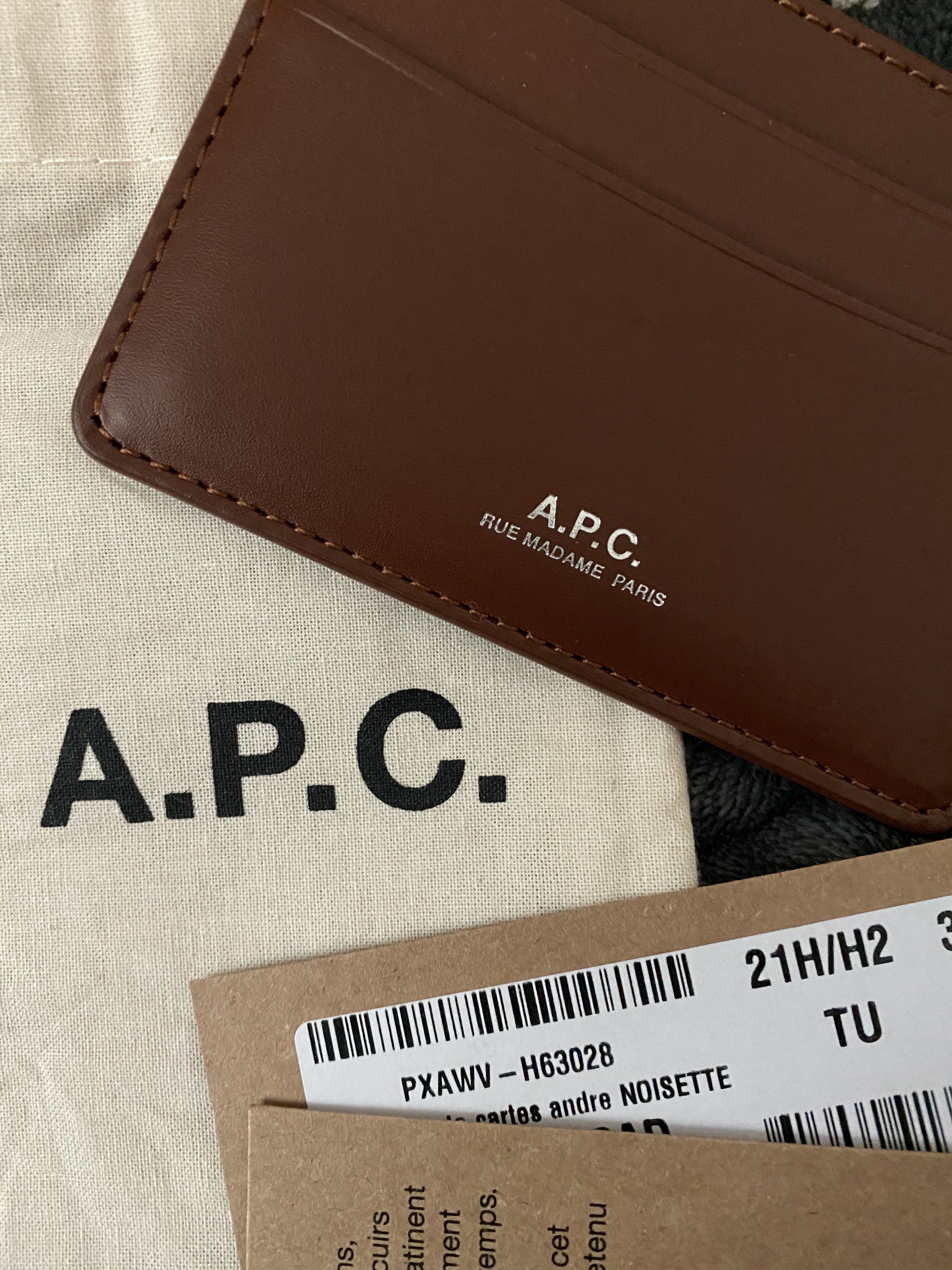 A.P.C. Andre Card Holder Nut Brown 착용 스타일