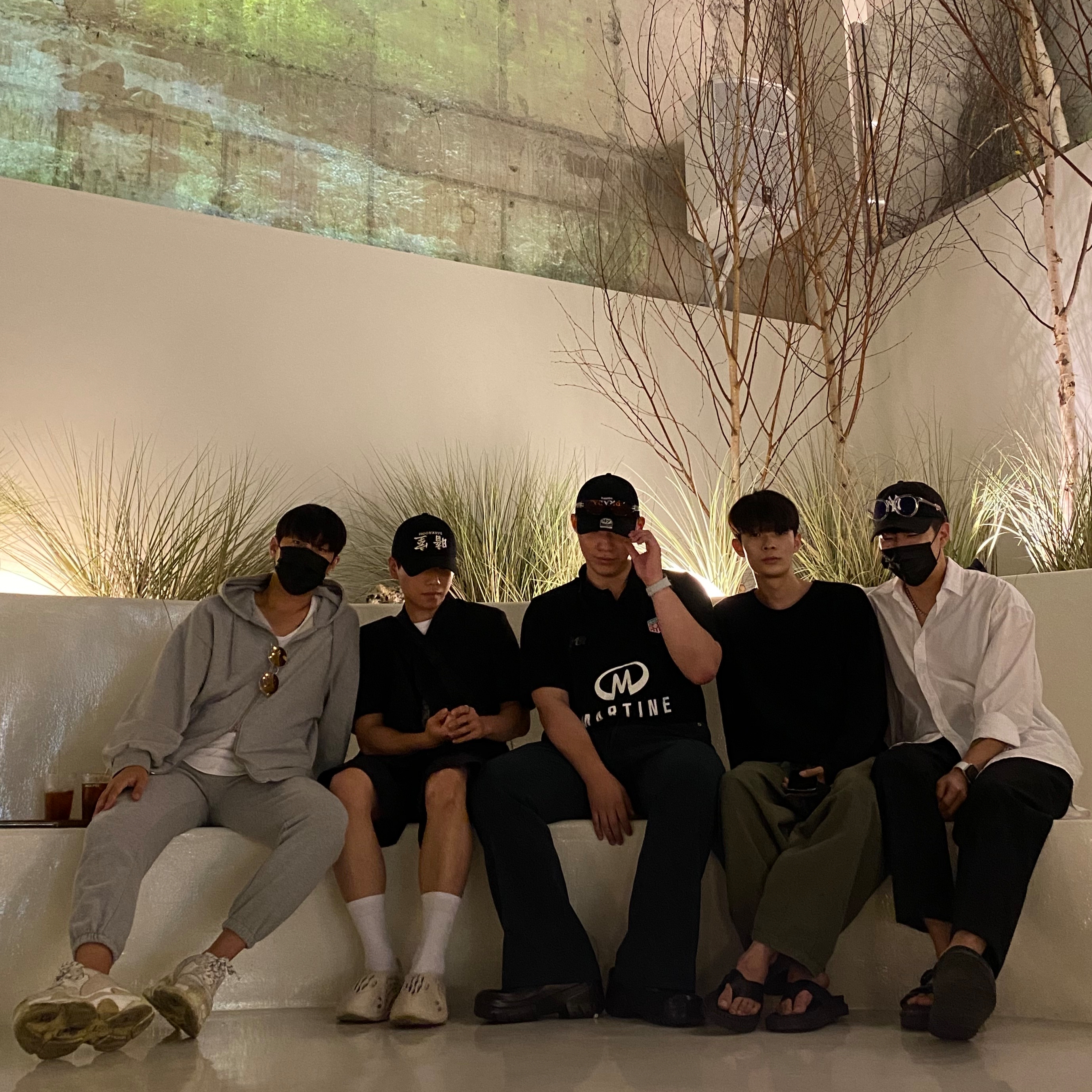 Darkr8m Studio Upside Down Silver Logo Cap, Birkenstock x Ader Error A630 Black 착용 스타일