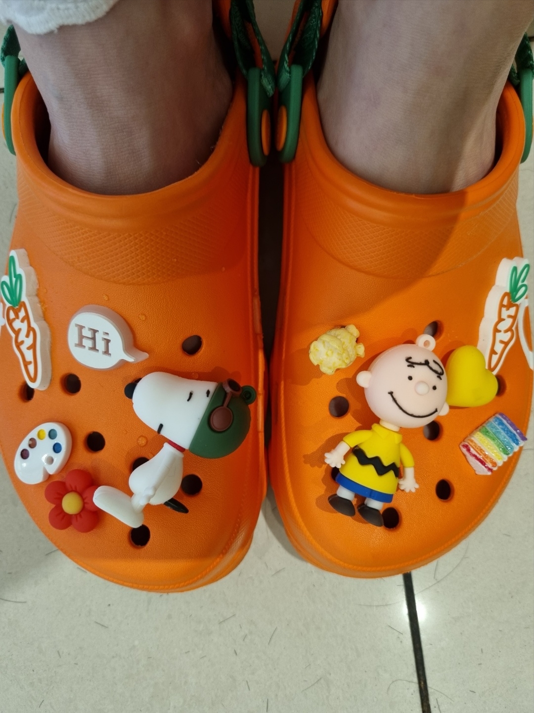 (Kids) Crocs x Anwar Carrots All Terrain Clog Orange 착용 스타일 - 2