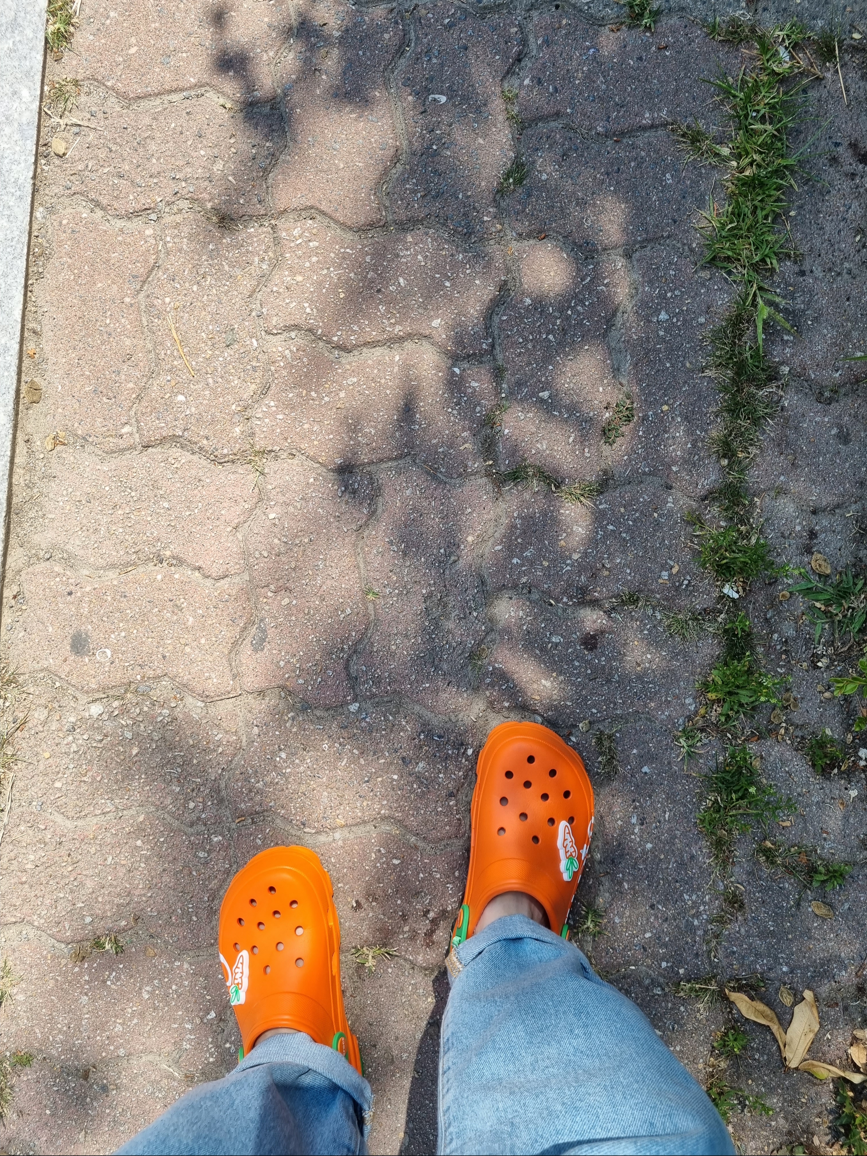 (Kids) Crocs x Anwar Carrots All Terrain Clog Orange 착용 스타일 - 1