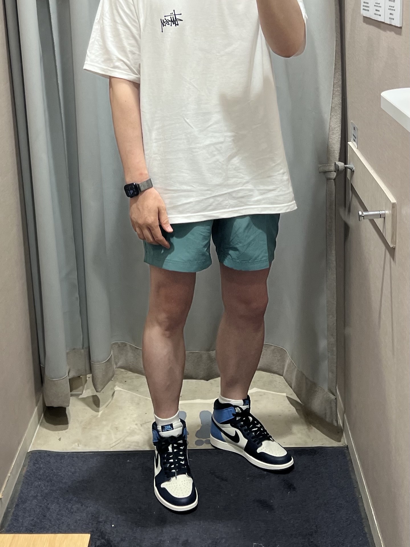 Stussy Basic Stussy T-Shirt White 2022, Jordan 1 Retro High Obsidian UNC 착용 스타일