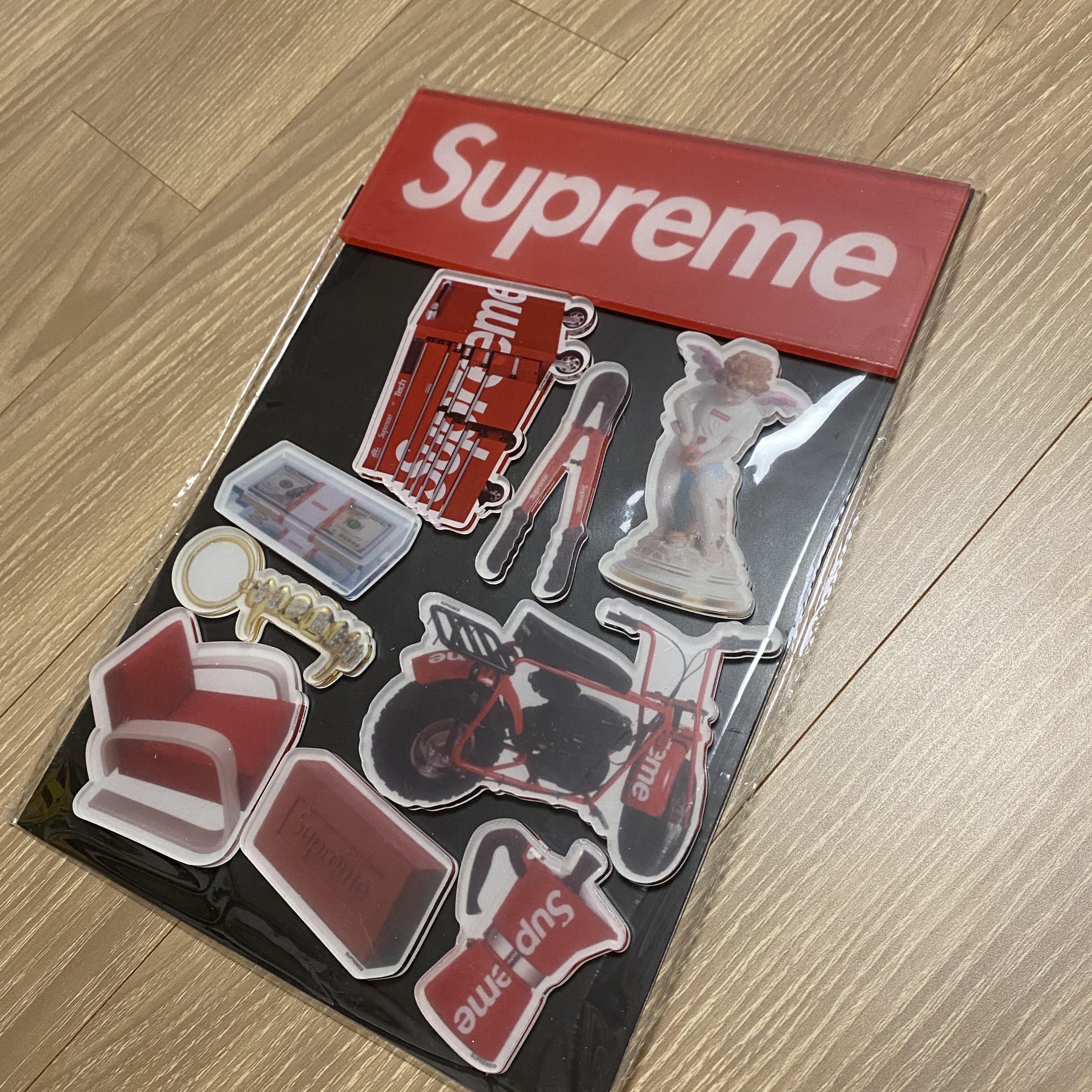 Supreme Magnets (10 Pack), Supreme Chapstick Red (3 Pack) 착용 스타일 - 1