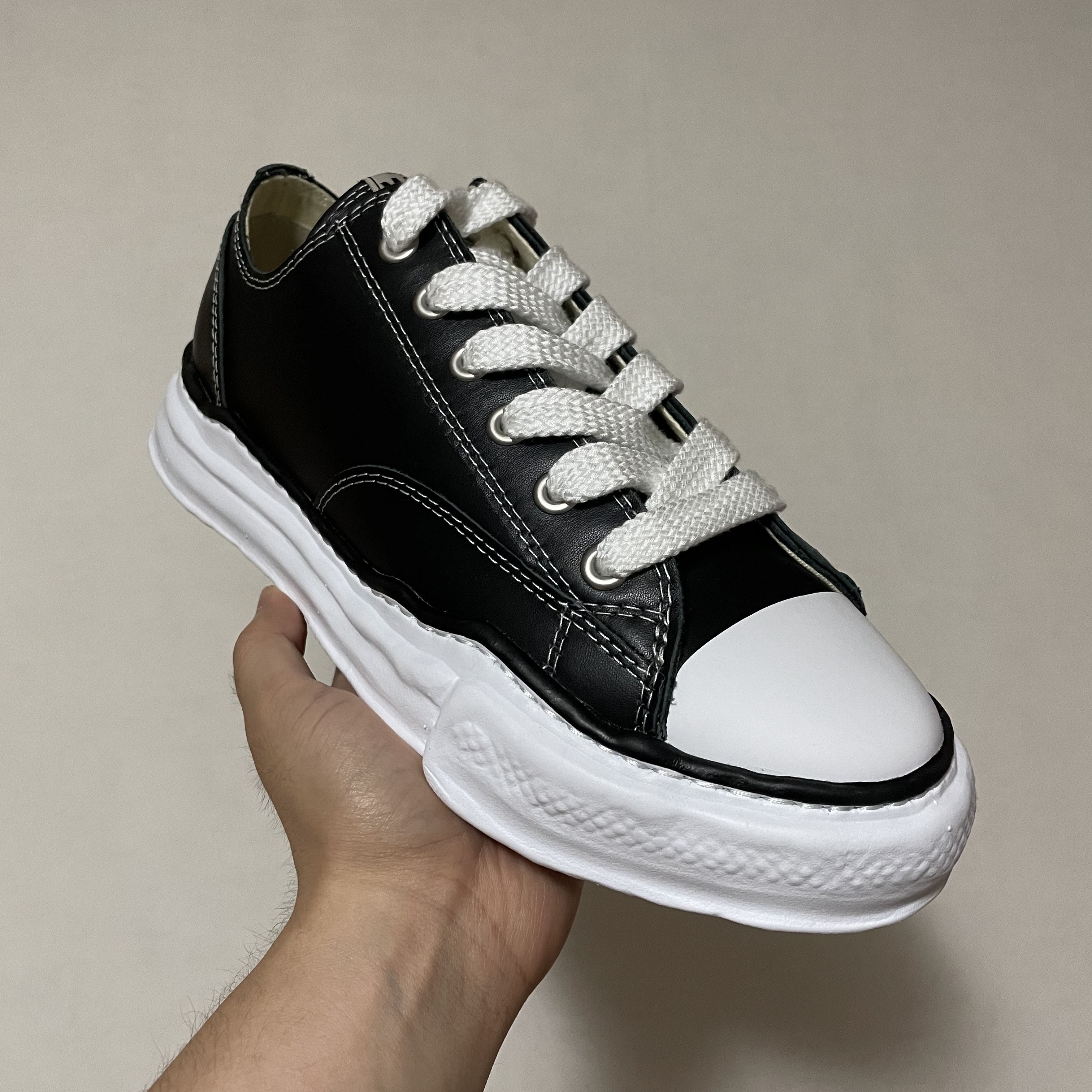 Maison Mihara Yasuhiro Peterson OG Sole Leather Low Sneakers Black 착용 스타일