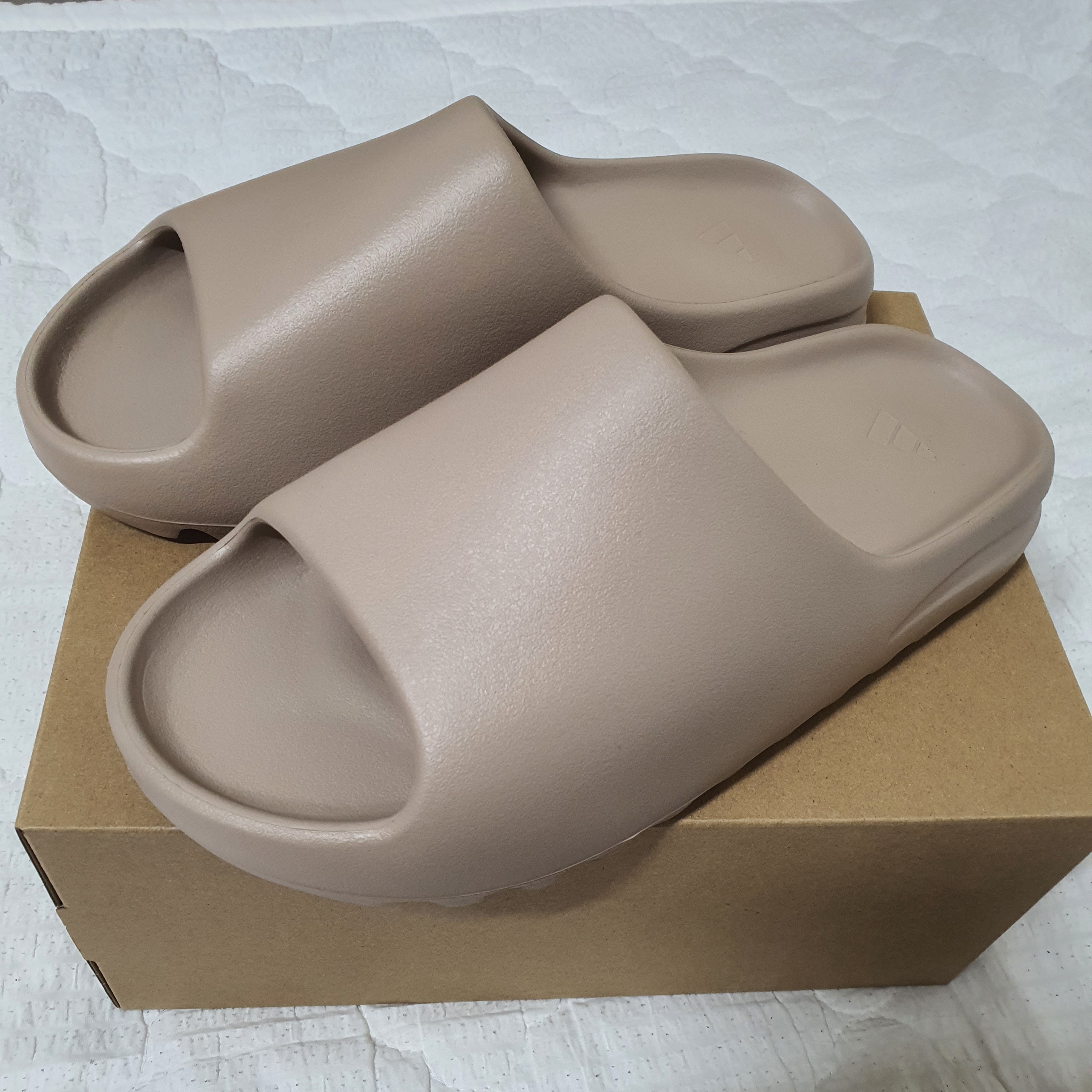 Adidas Yeezy Slide Pure - Re-Release Ver. 착용 스타일