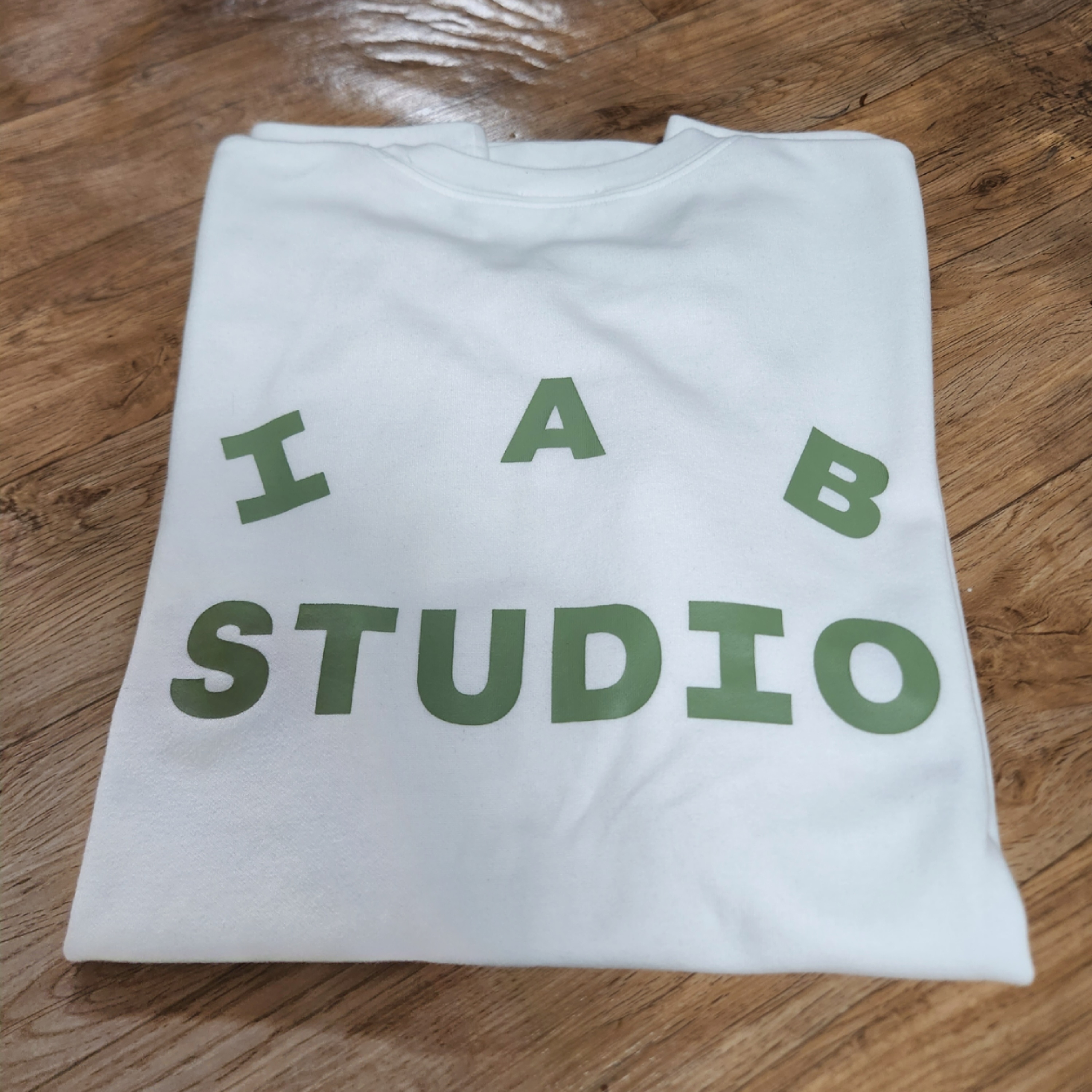 IAB Studio T-Shirt White Light Green 착용 스타일 - 2