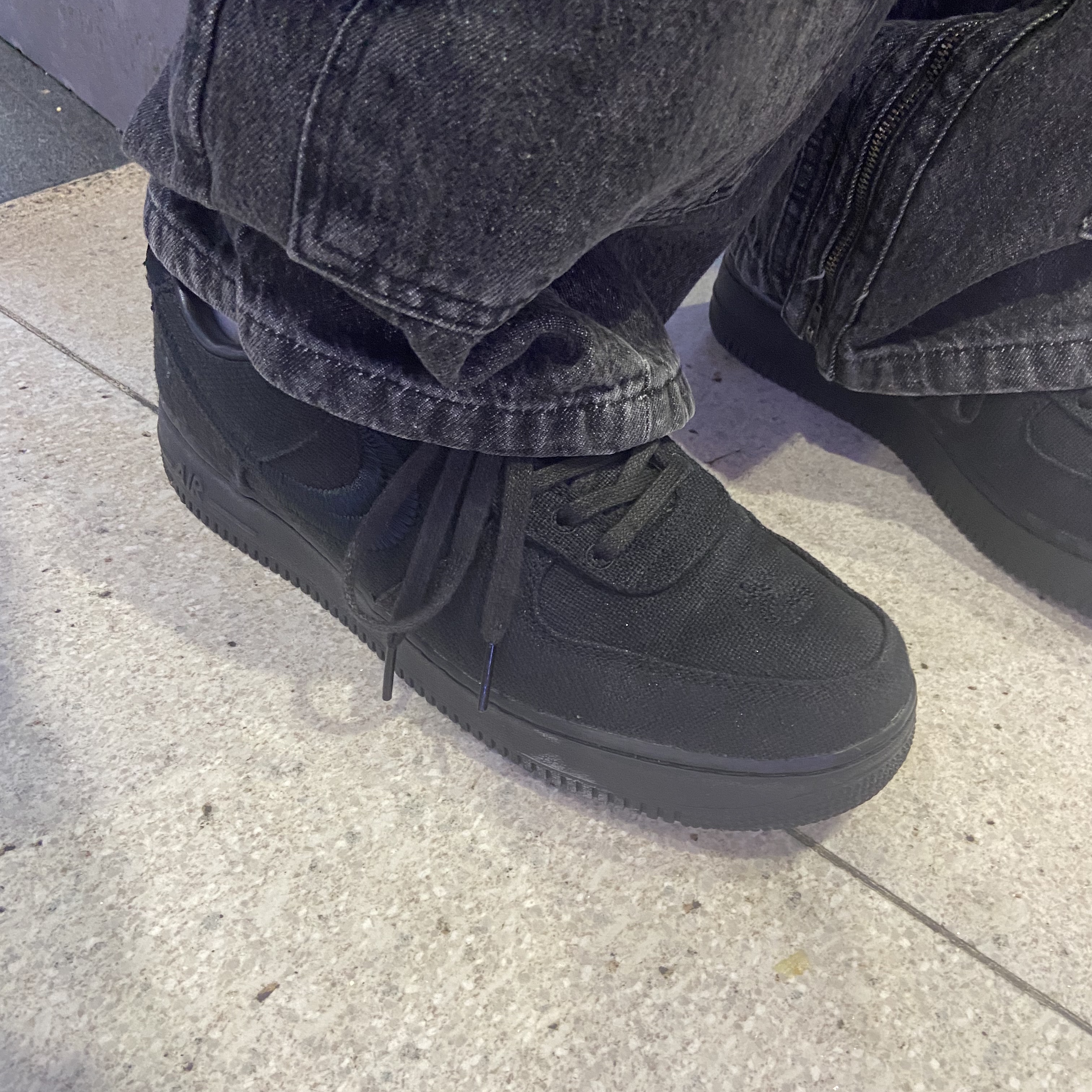 Nike x Stussy Air Force 1 Low Triple Black 착용 스타일 - 4