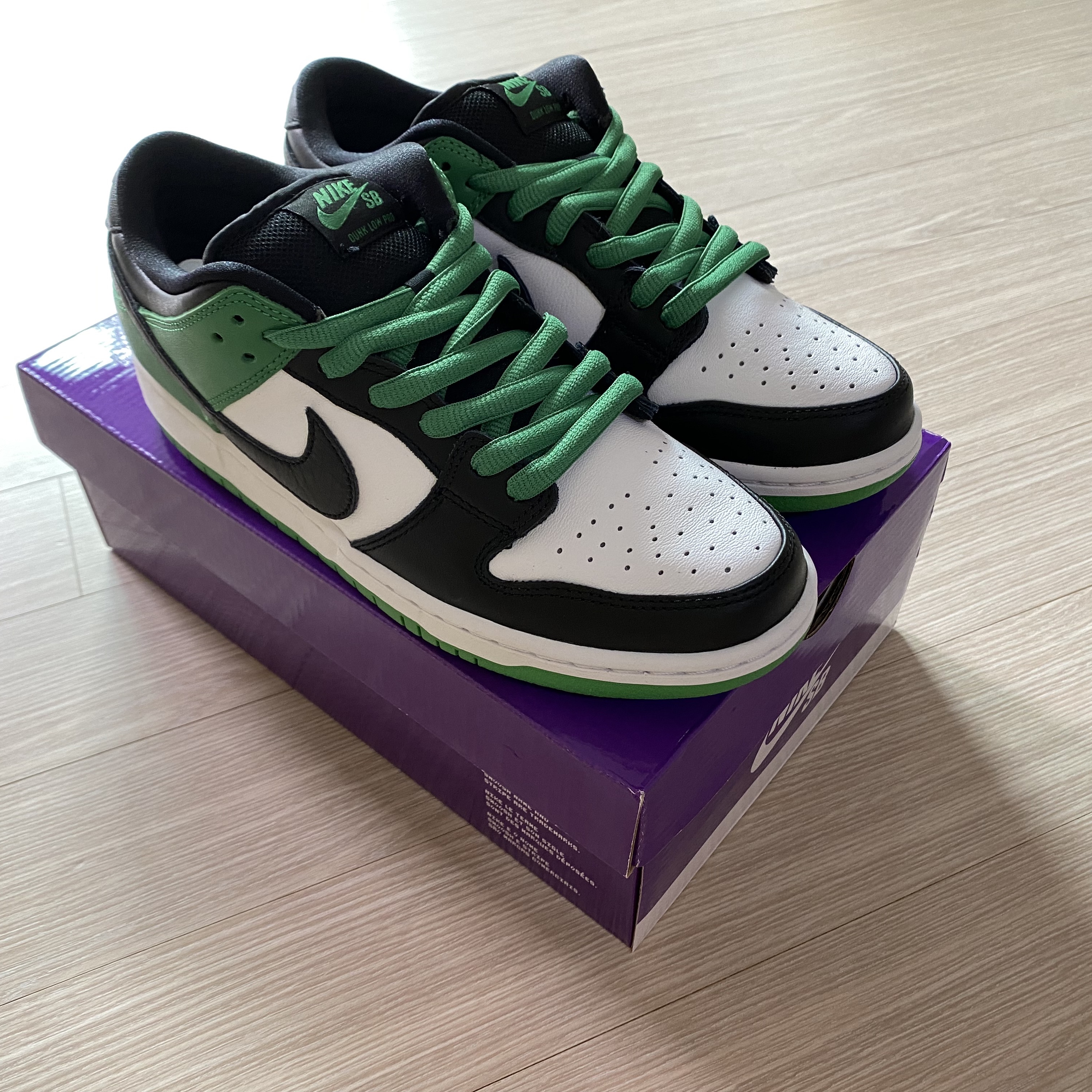 Nike SB Dunk Low Pro Black and Classic Green 착용 스타일