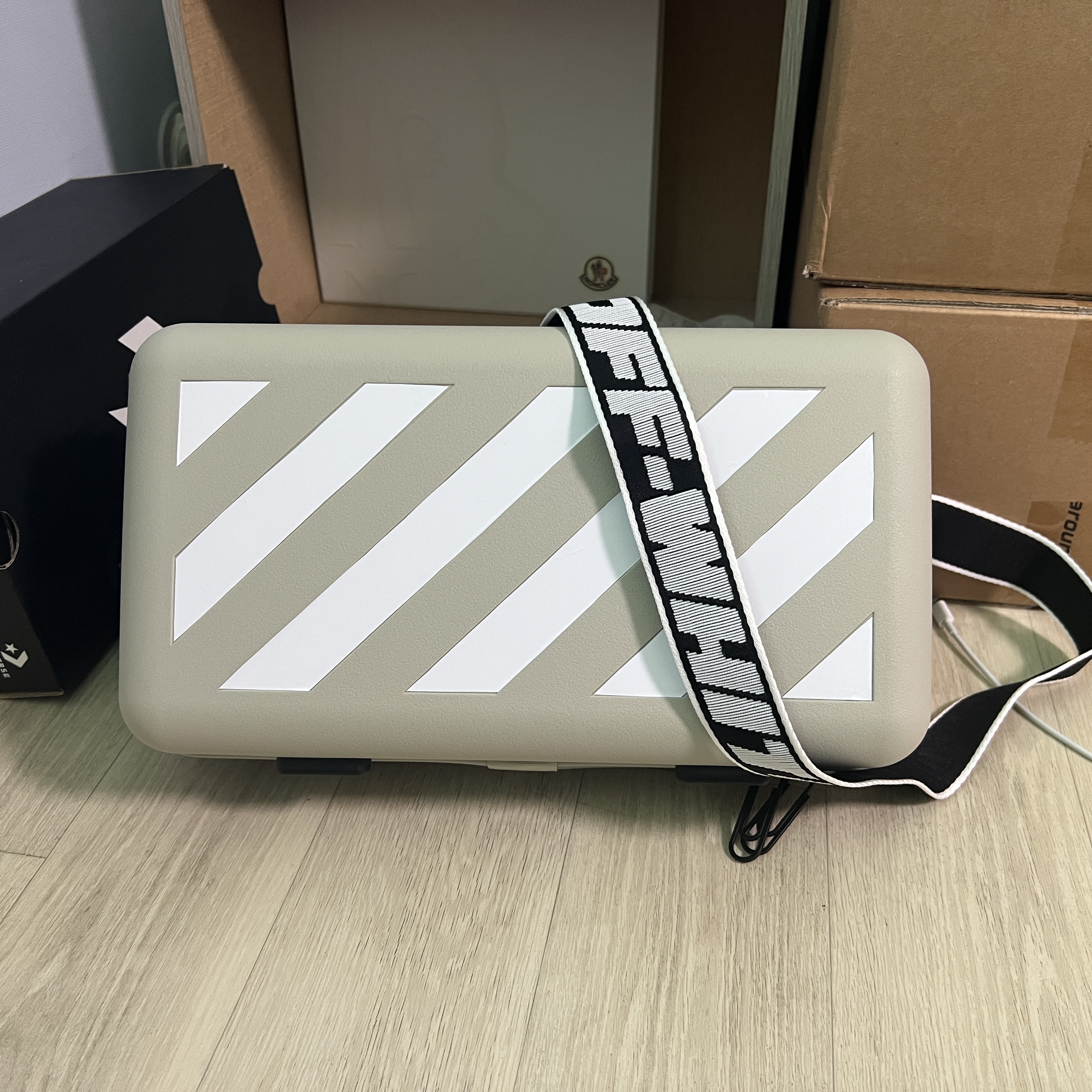 Off-White x Amore Pacific Protection Box (Without Cosmetics) 착용 스타일