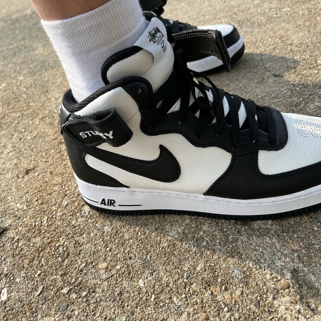 Nike x Stussy Air Force 1 '07 Mid SP Black and Light Bone 착용 스타일 - 1