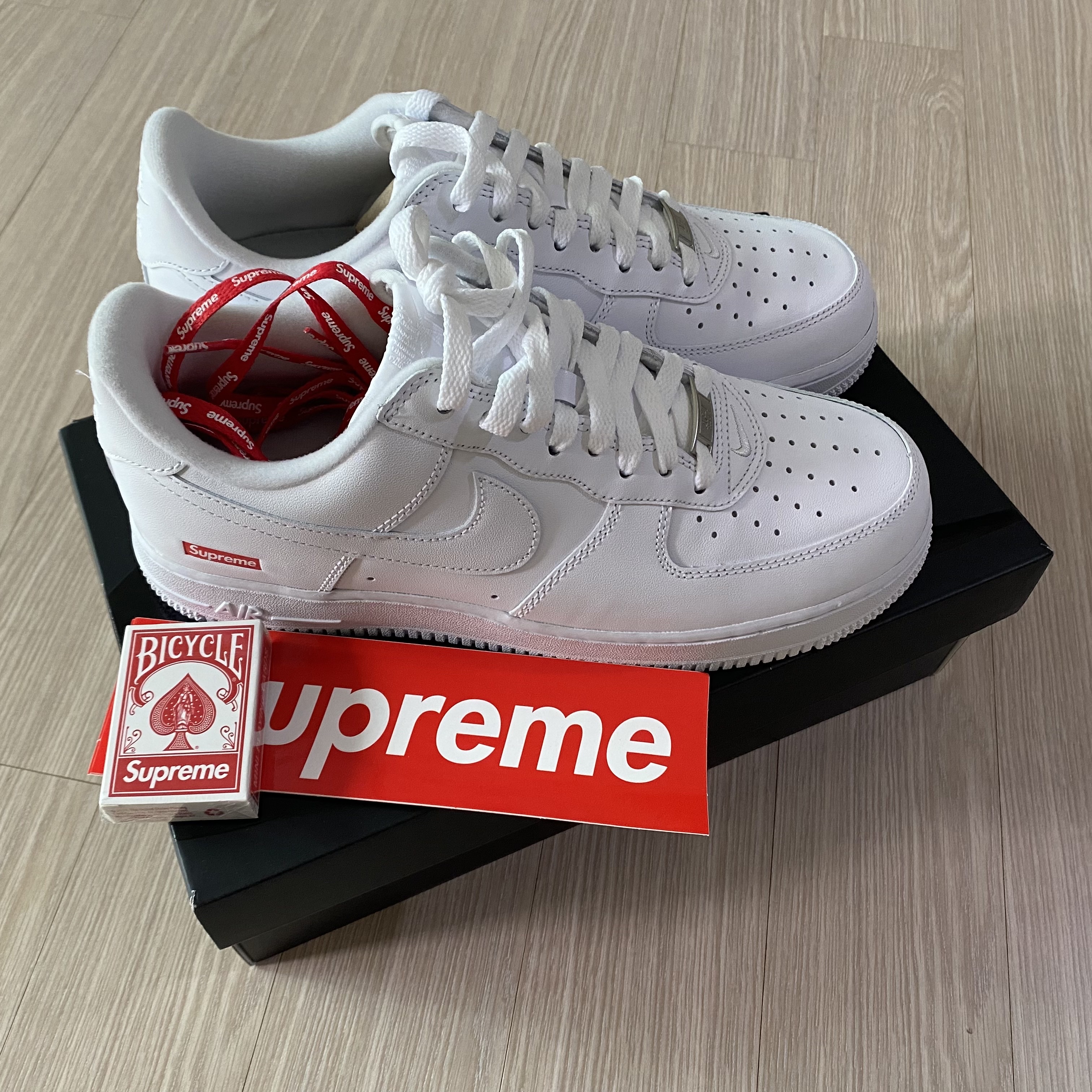 Nike x Supreme Air Force 1 Low White 착용 스타일