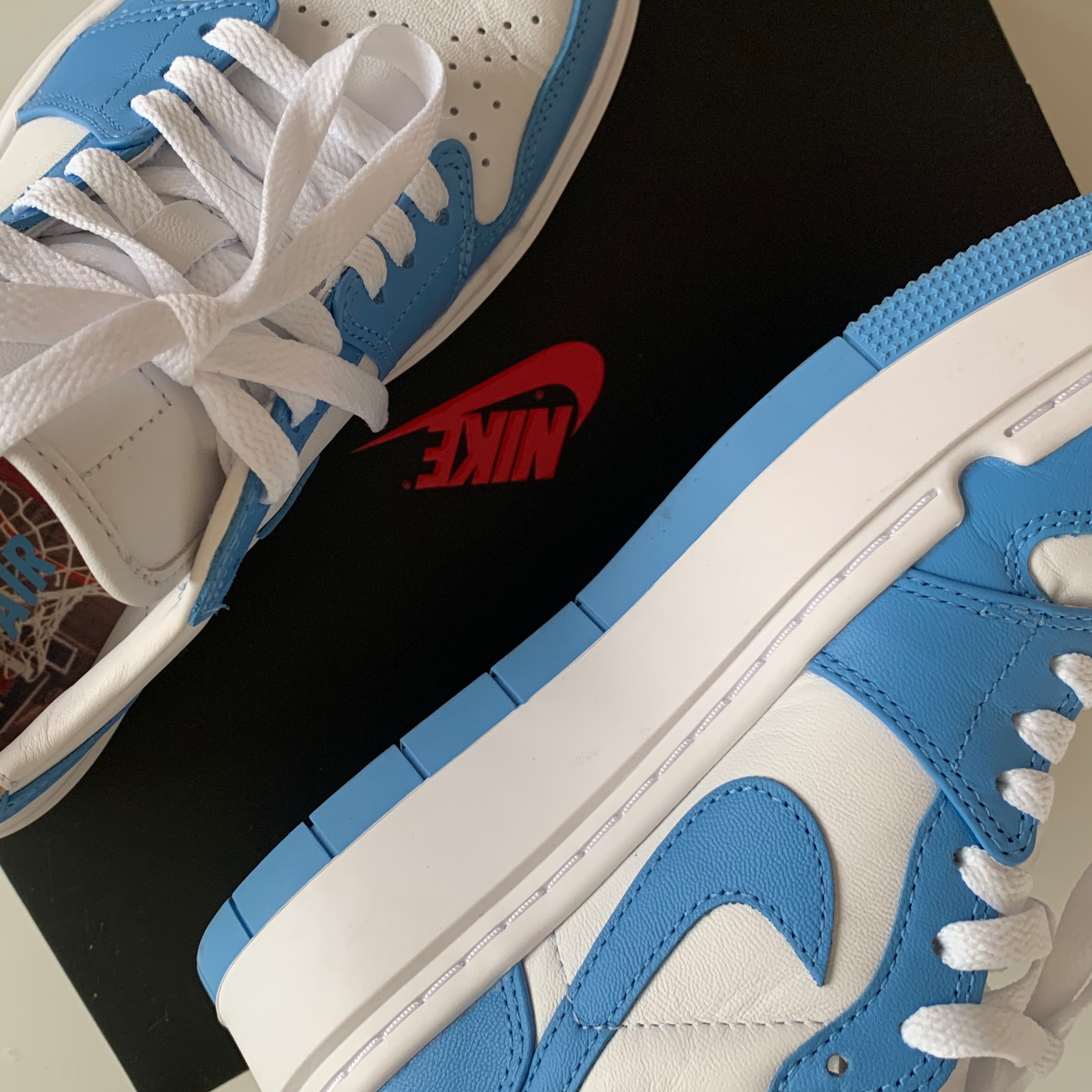 (W) Jordan 1 Elevate Low SE University Blue, Nike x Stussy NRG RA T-Shirt Summit White (DM4942-121) 착용 스타일 - 1