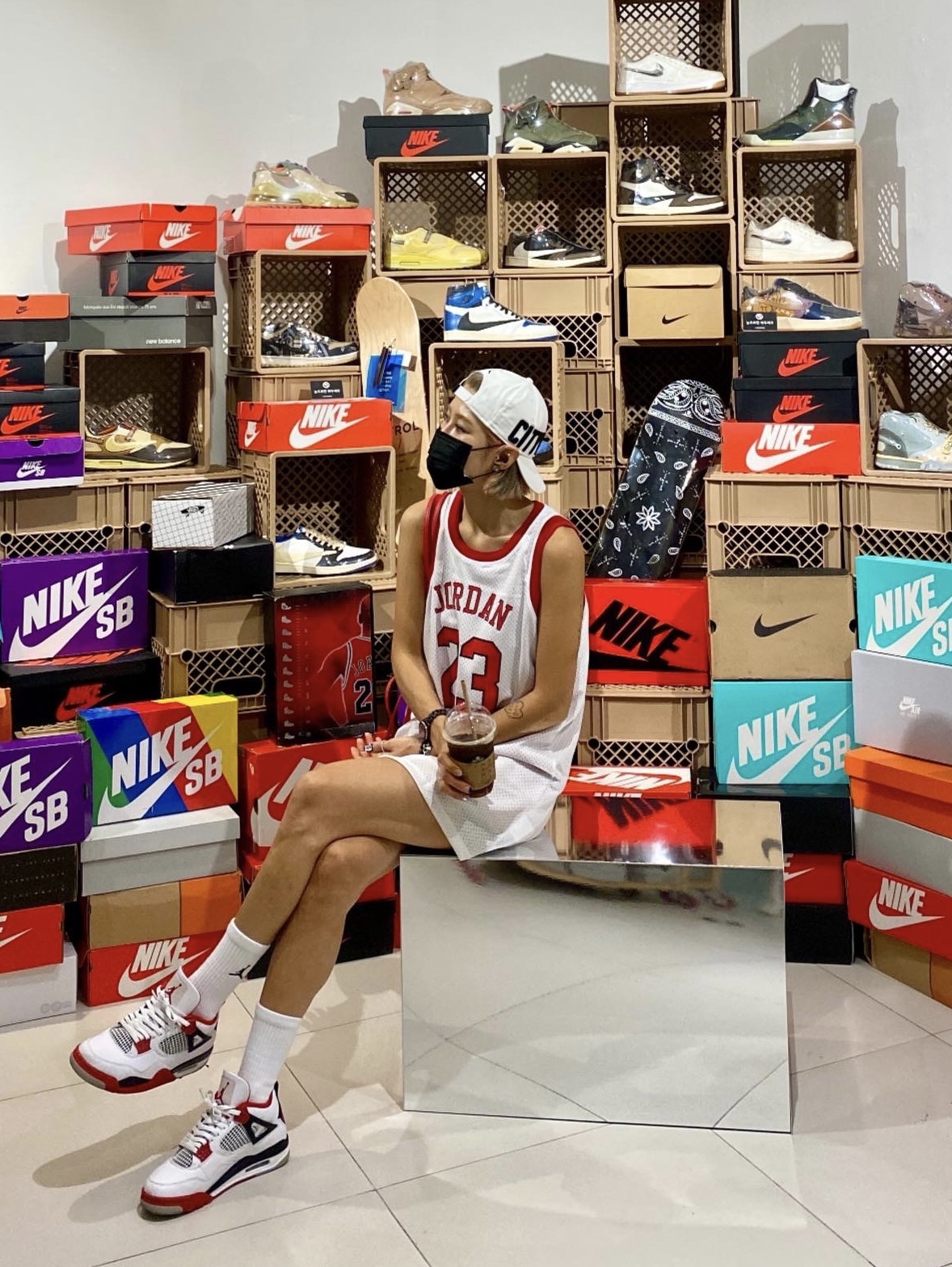 Jordan 4 Retro OG Fire Red 2020, Telfar Small Shopping Bag Red 착용 스타일 - 2