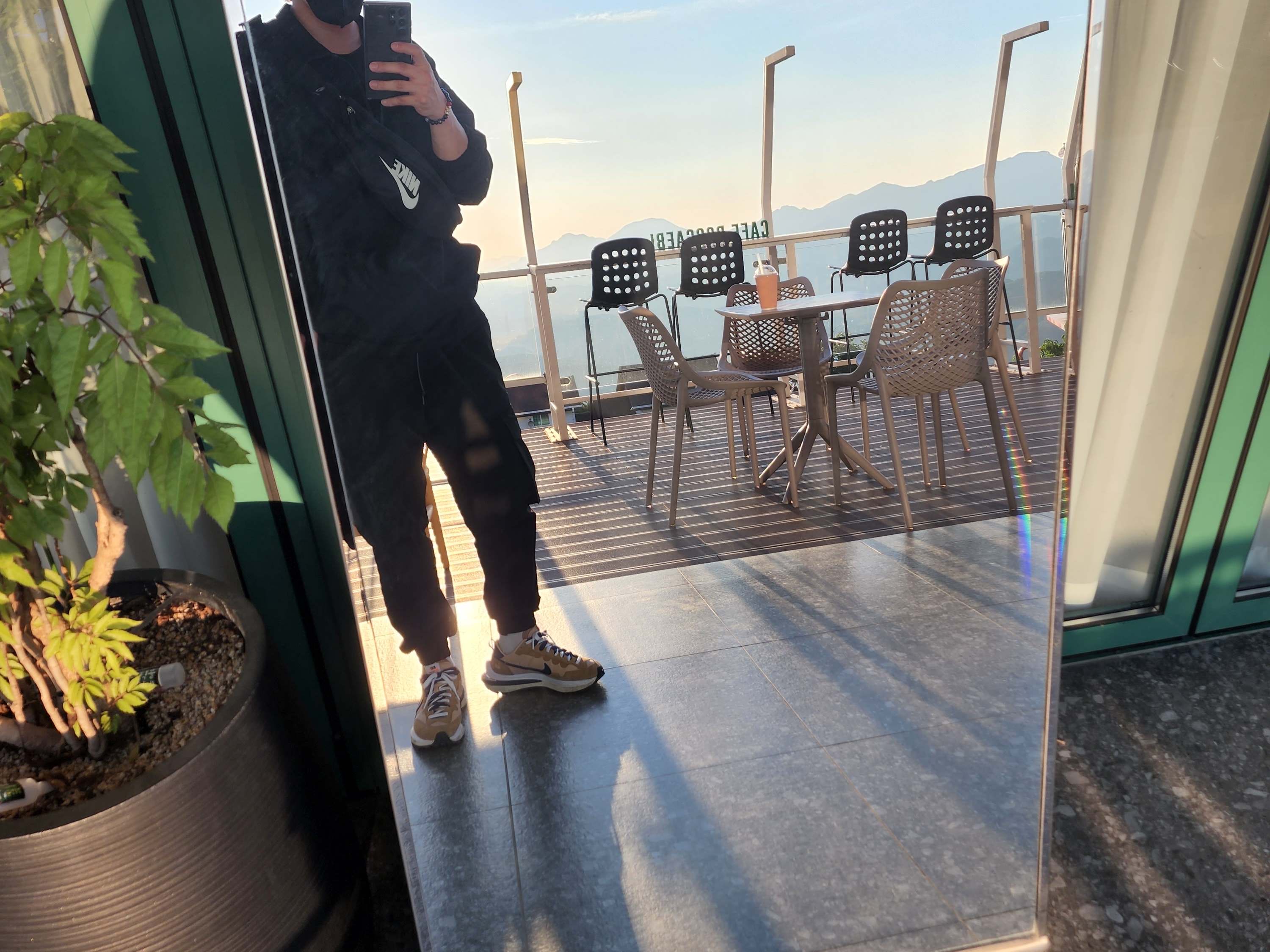 Nike x Sacai VaporWaffle Sesame and Blue Void 착용 스타일