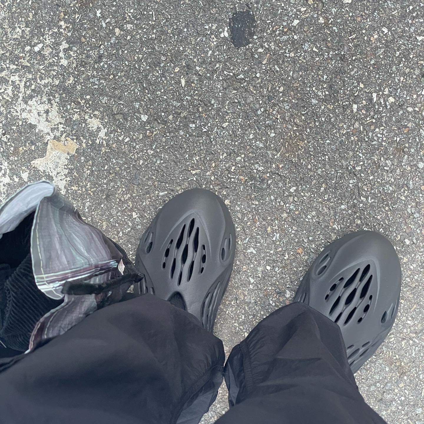 Adidas Yeezy Foam RNNR Onyx 착용 스타일 - 3