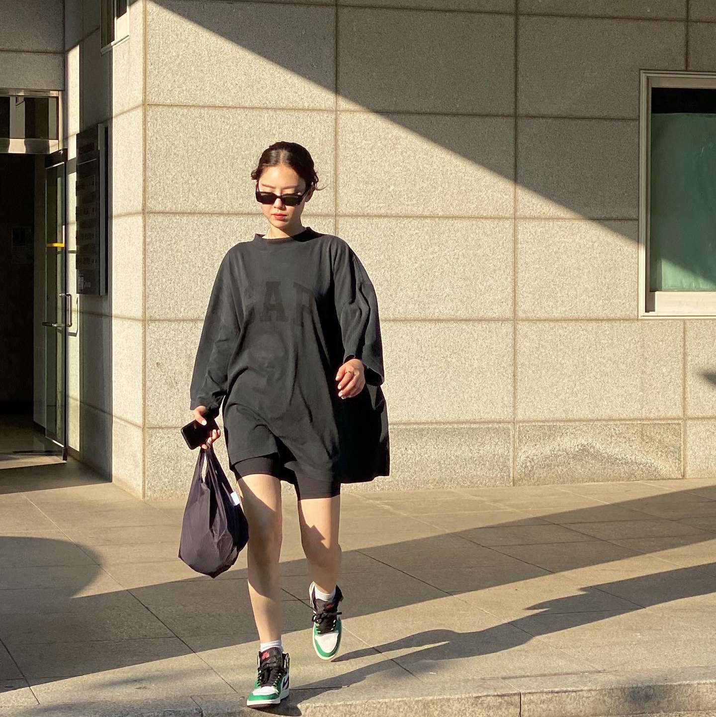 (W) Jordan 1 Retro High OG Lucky Green, Yeezy Gap Engineered By Balenciaga Dove 3/4 Sleeve T-Shirt Washed Black 착용 스타일